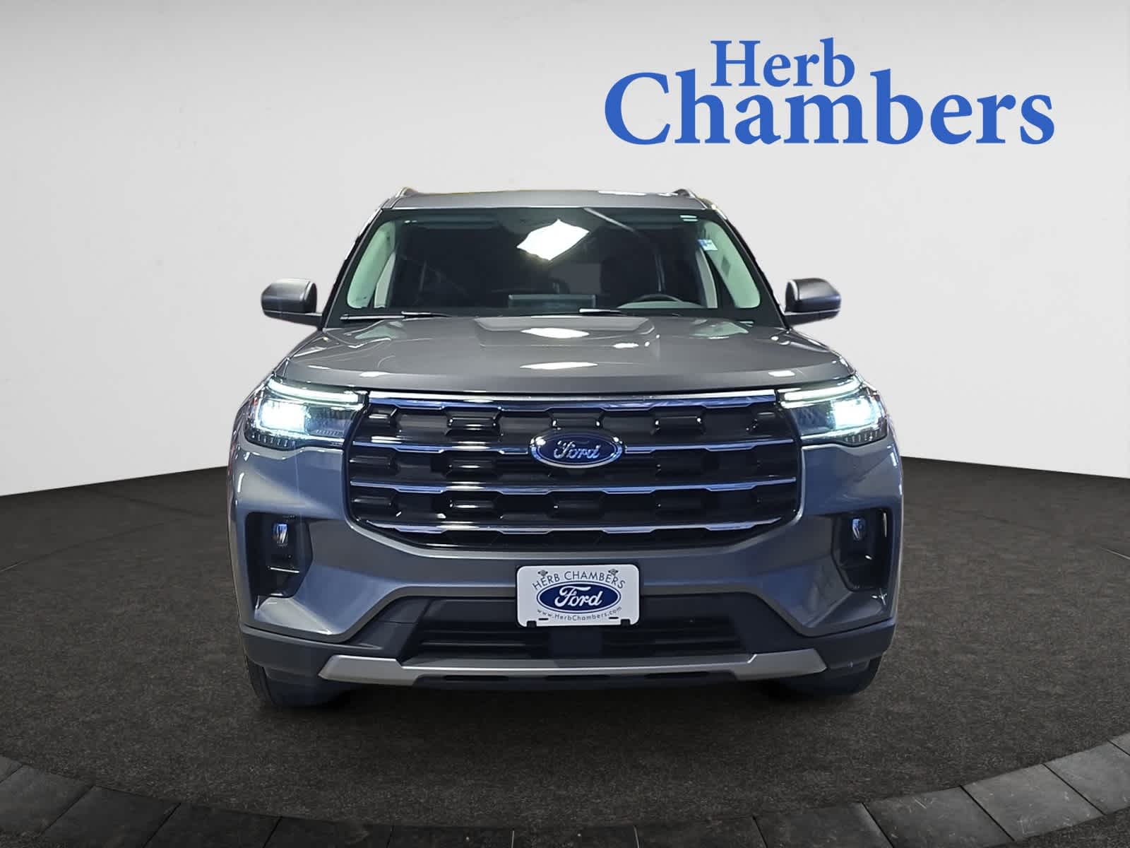 2025 Ford Explorer photo 2