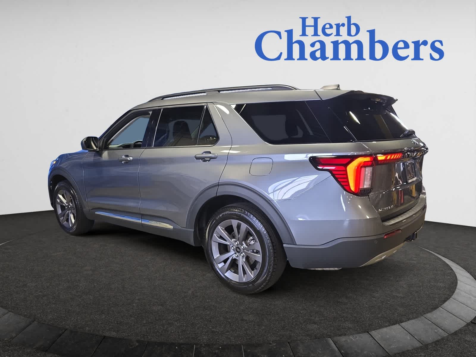2025 Ford Explorer photo 3