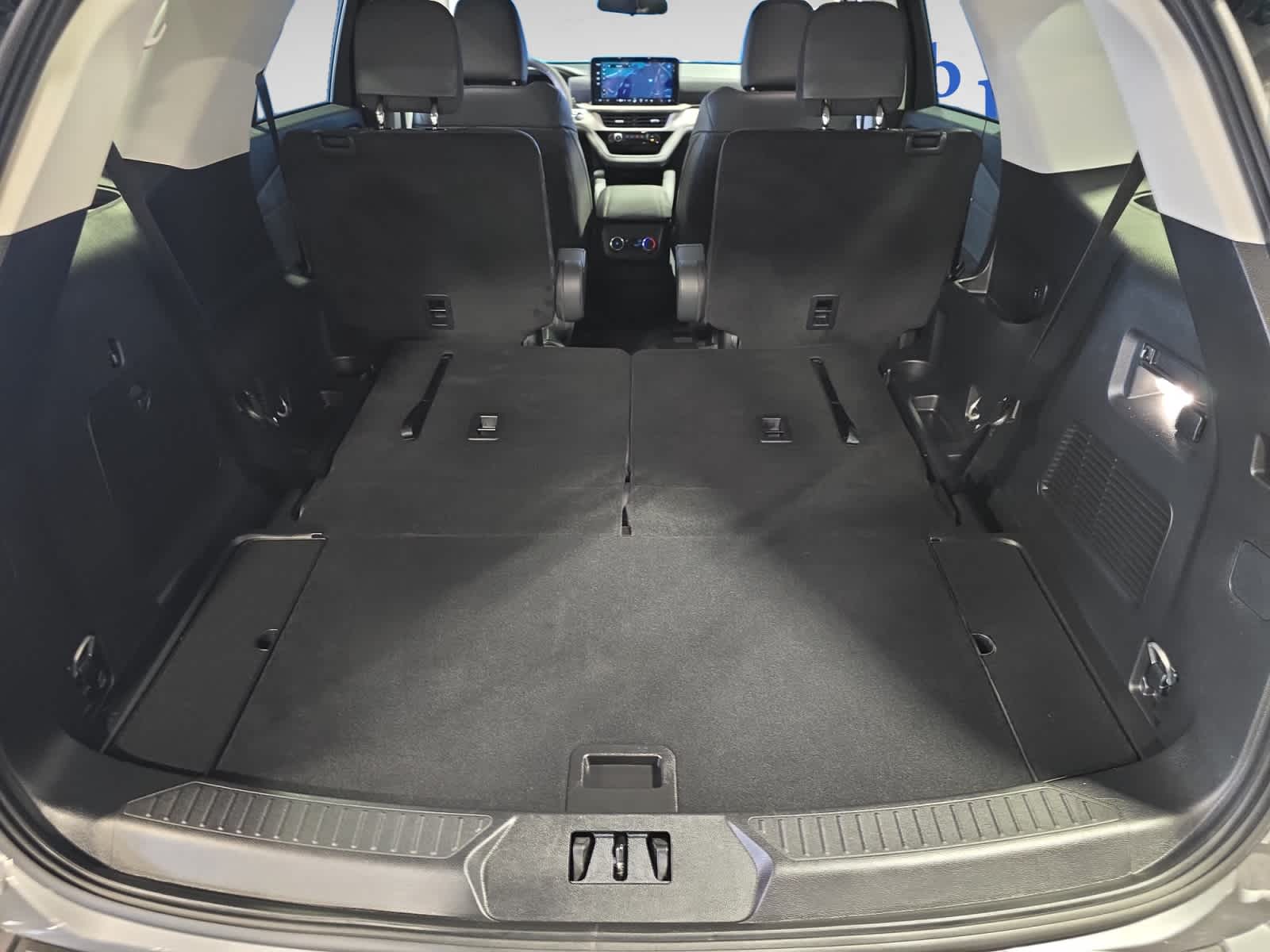 2025 Ford Explorer photo 4