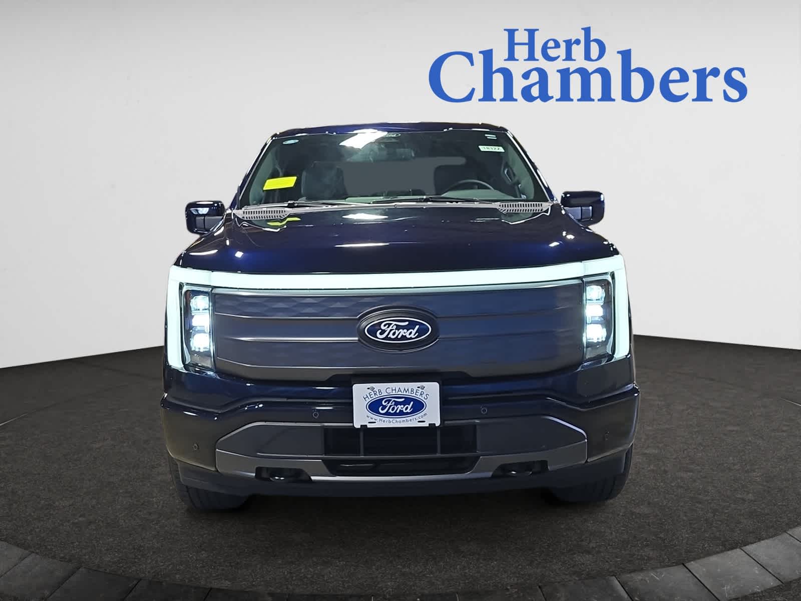 2025 Ford F-150 Lightning Lariat photo 2