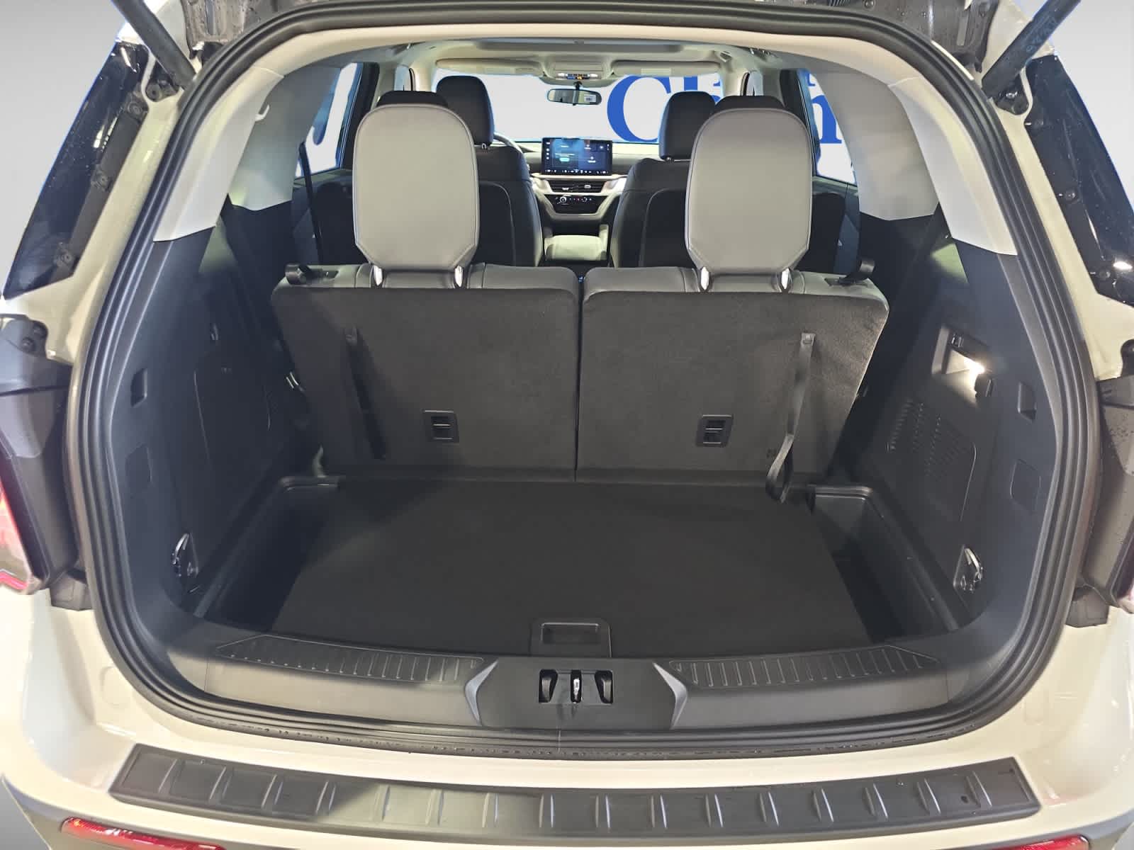 2025 Ford Explorer photo 2