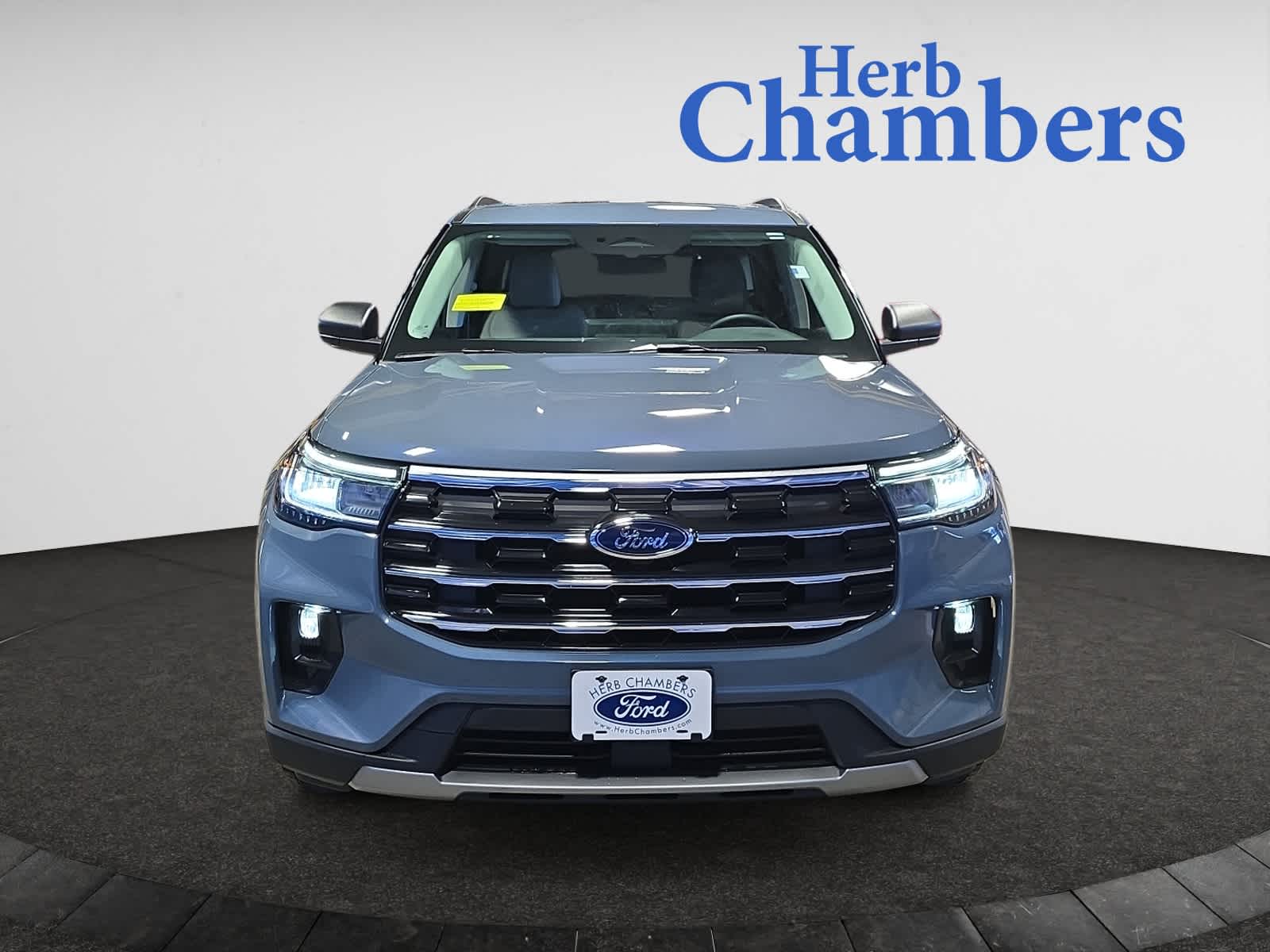 2025 Ford Explorer photo 2