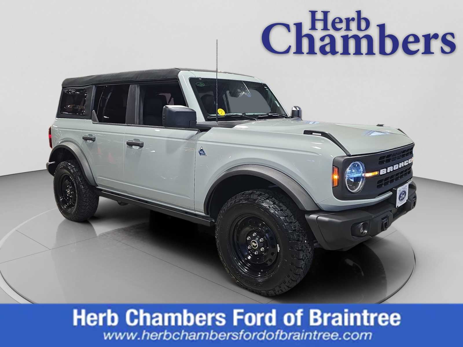 2023 Ford Bronco 4-Door Black Diamond's photo