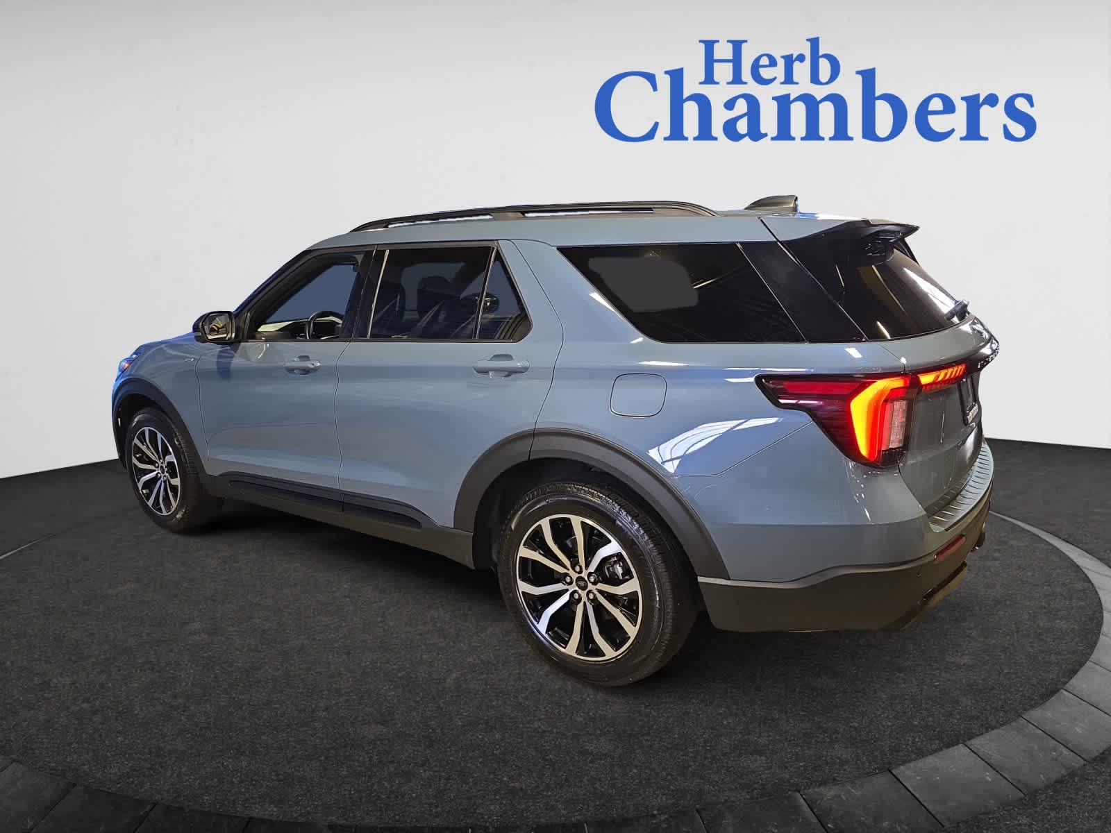 2025 Ford Explorer ST-Line photo 2