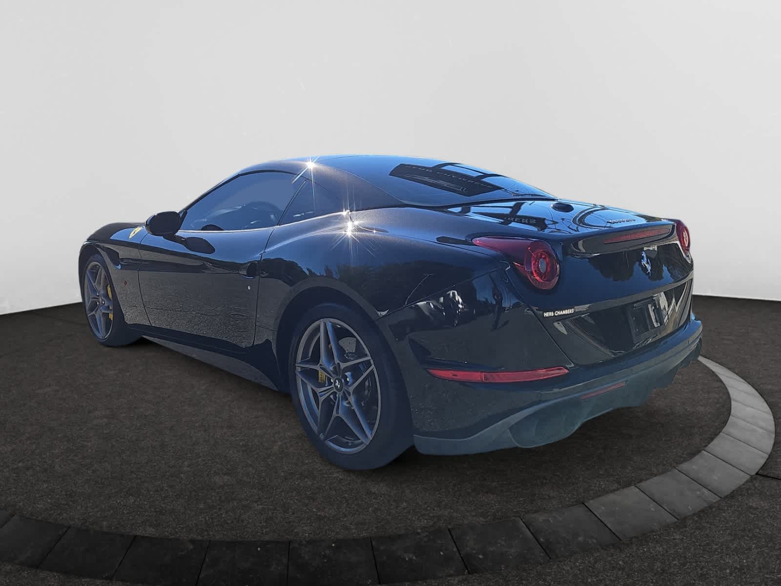 2017 Ferrari California T Base photo 3