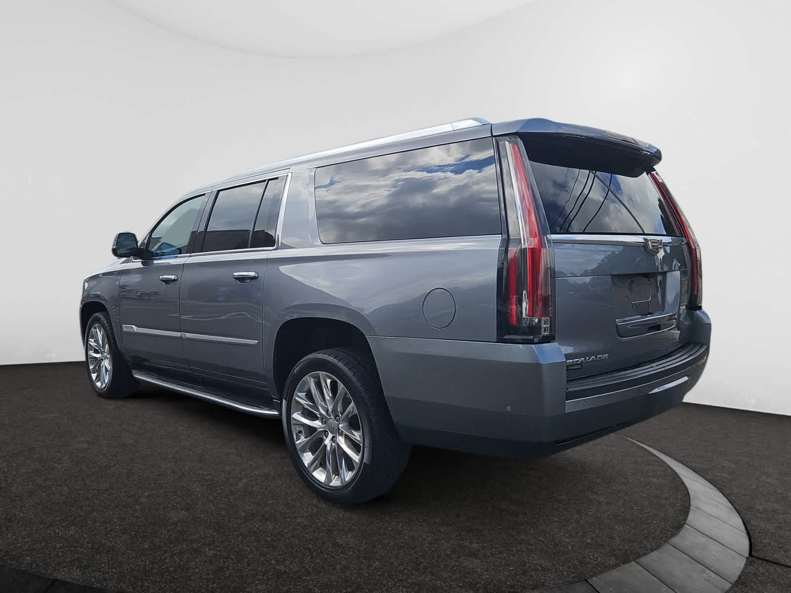 2019 Cadillac Escalade ESV Luxury photo 3