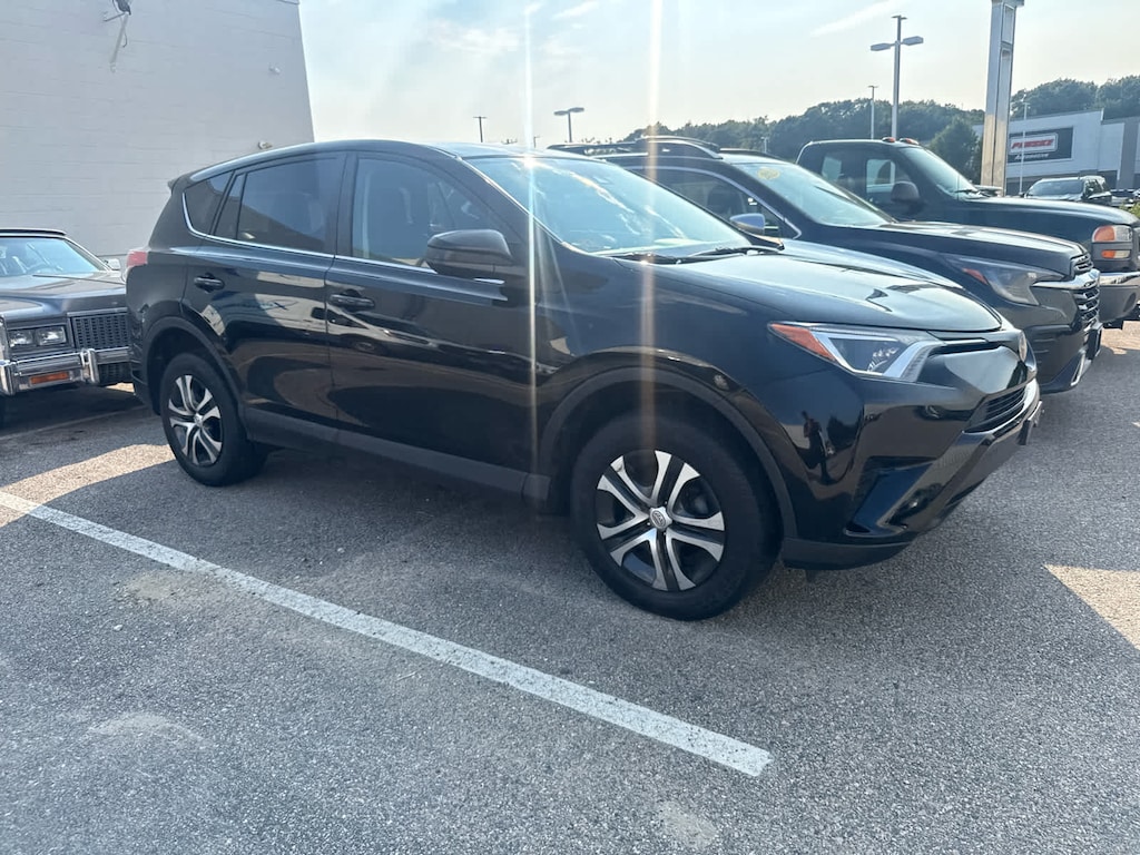 Used 2018 Toyota RAV4 LE AWD Utility