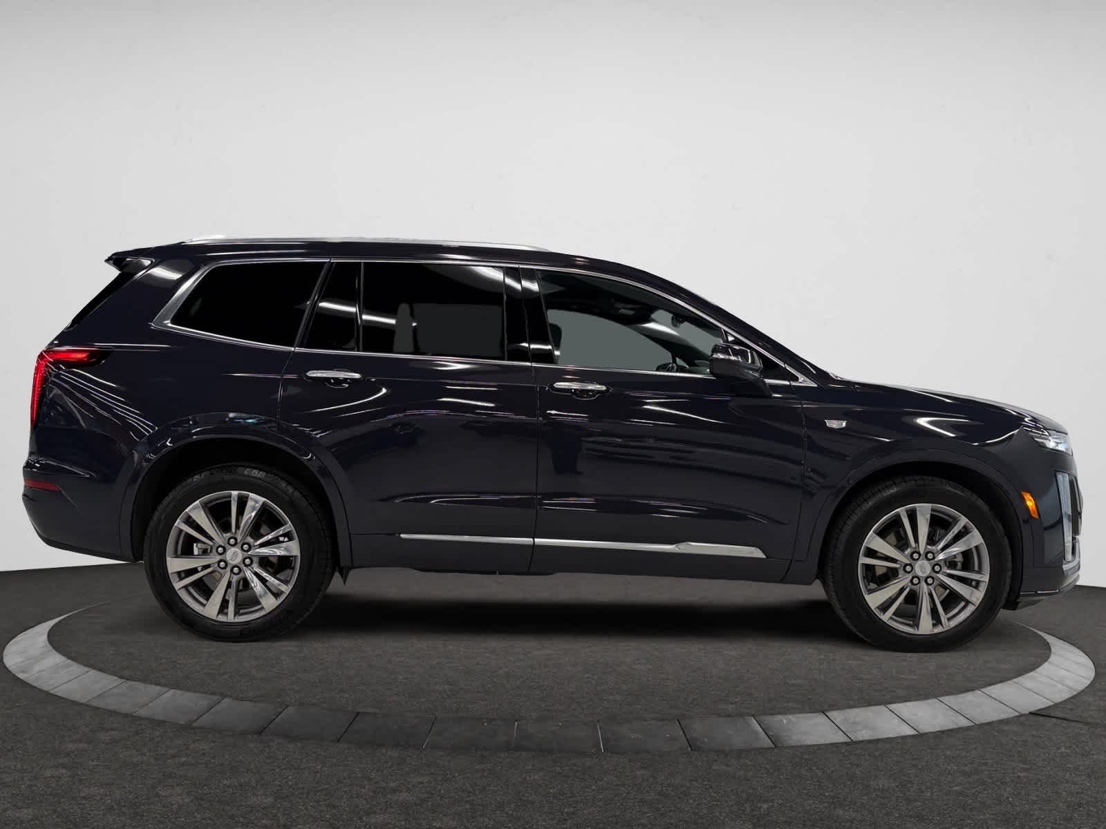 2025 Cadillac XT6 Premium Luxury photo 2