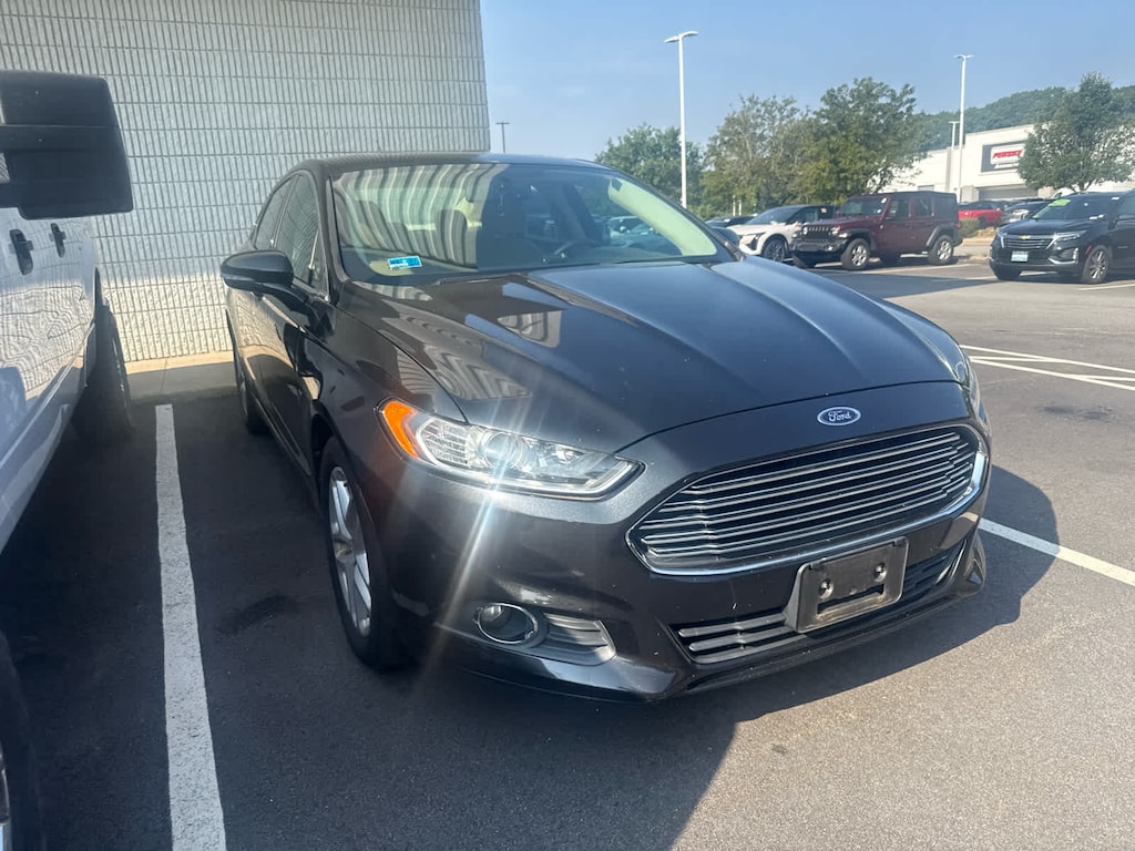 Used 2013 Ford Fusion SE FWD w/ Luxury Package & Power Moonroof Sedan 4 Dr.