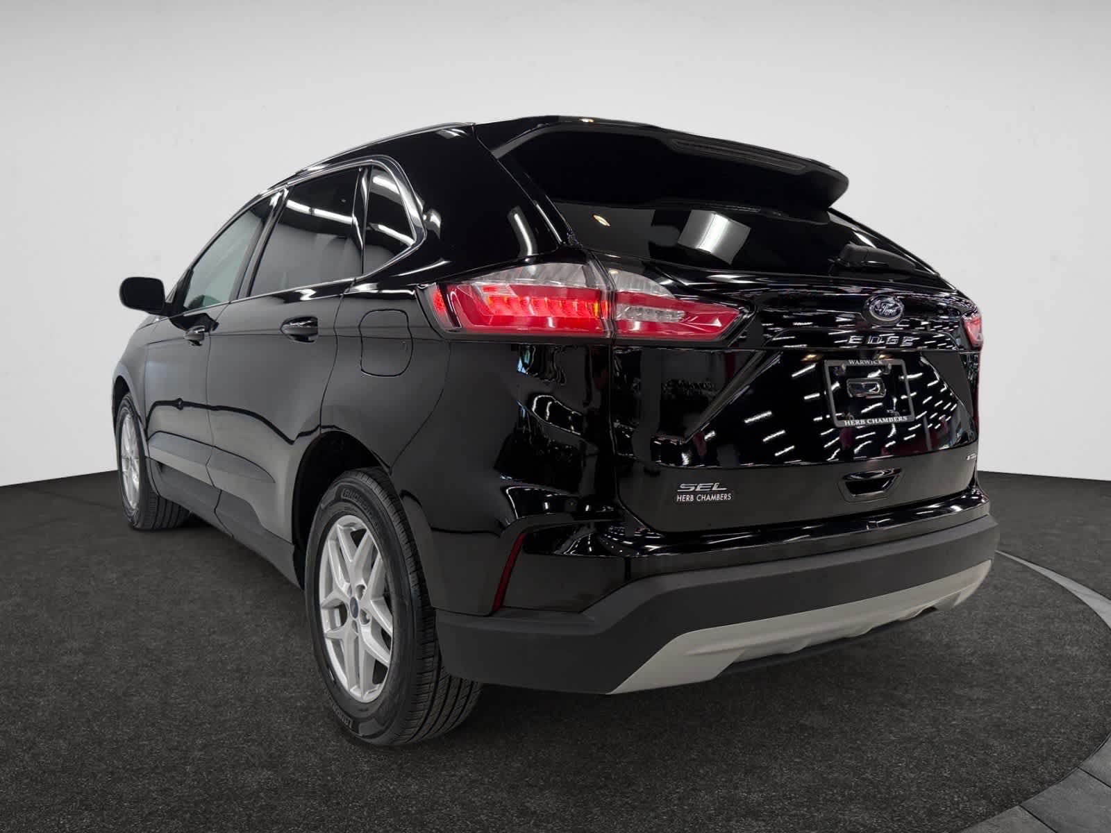 2021 Ford Edge SEL photo 2