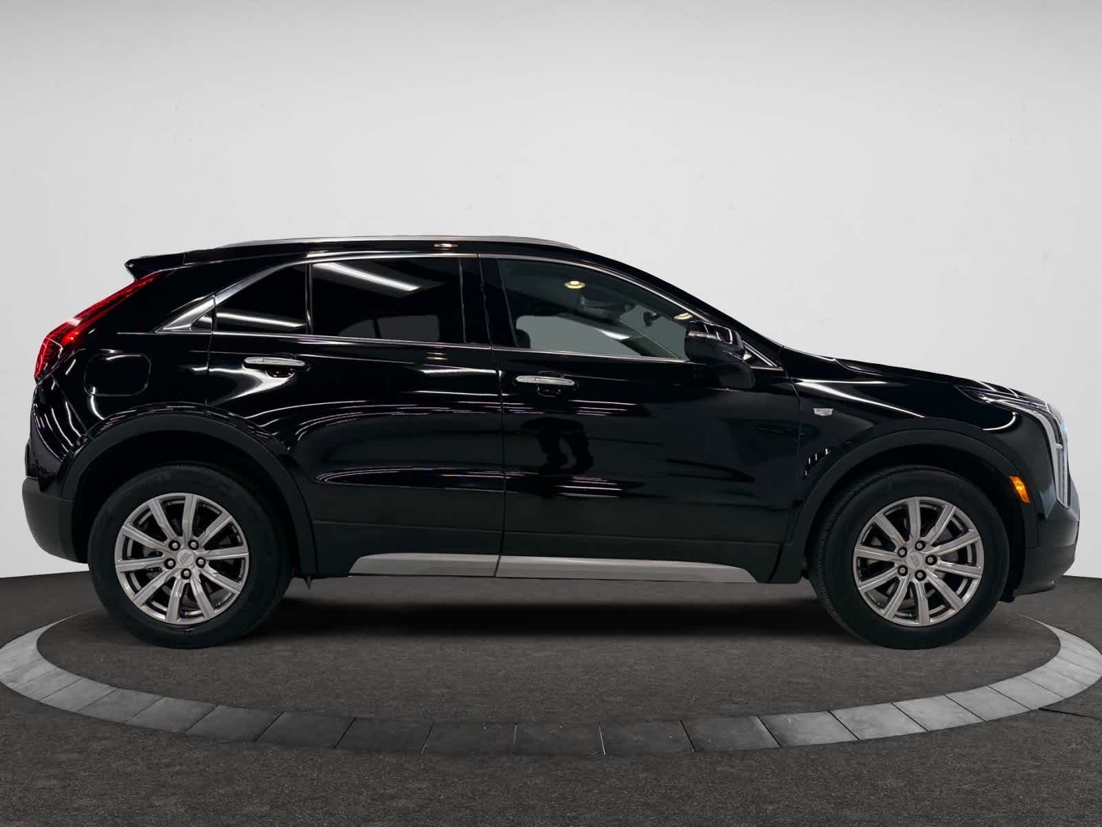 2022 Cadillac XT4 Premium Luxury photo 2