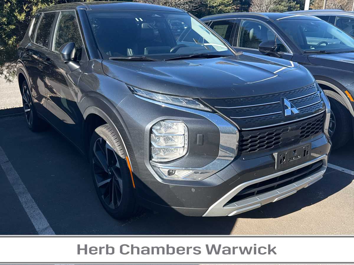 2024 Mitsubishi Outlander SE's photo