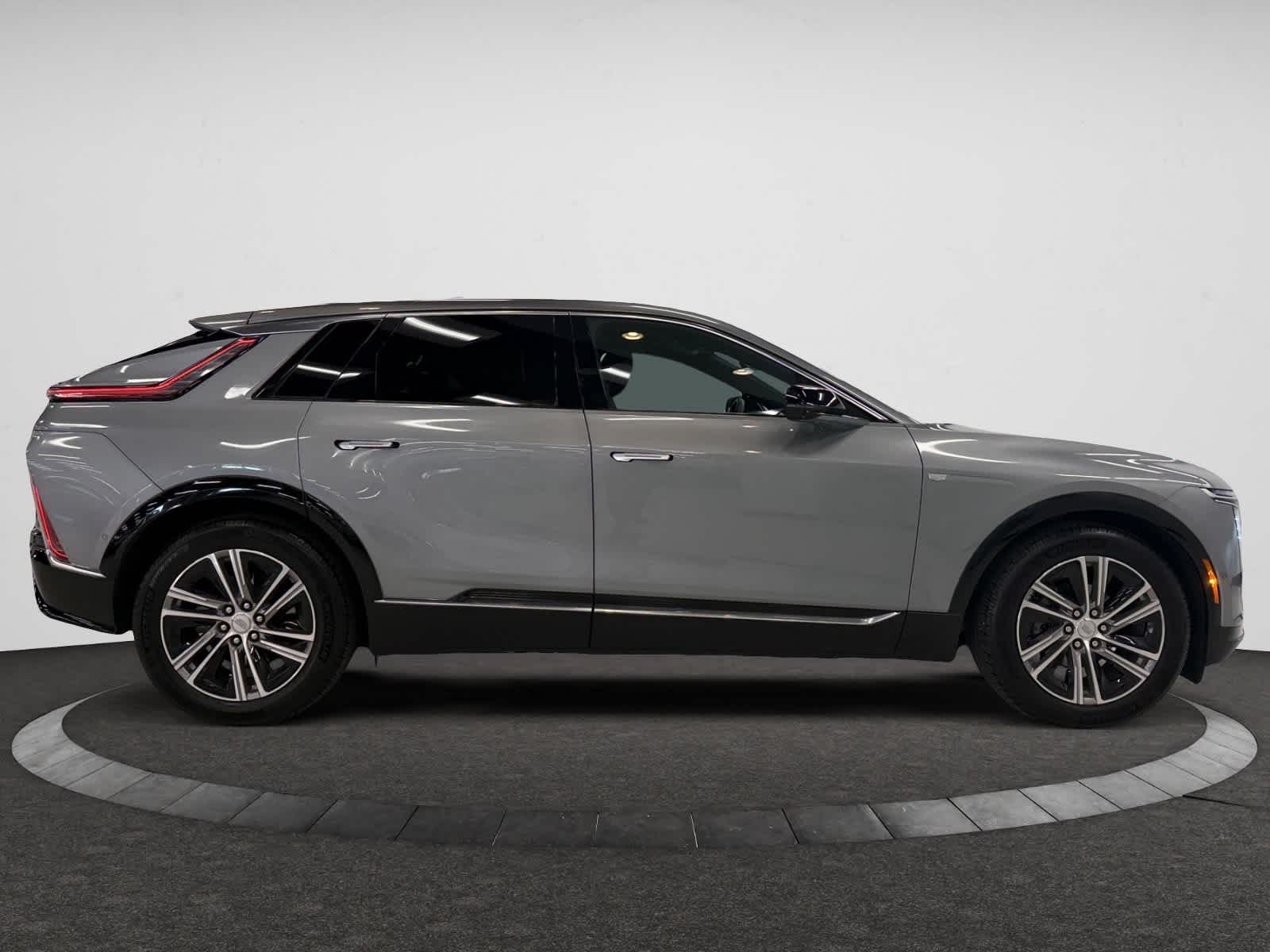 2024 Cadillac Lyriq Luxury photo 2