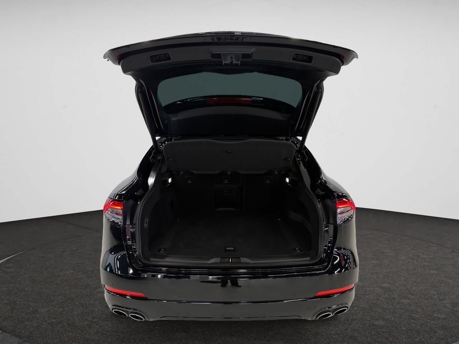 2021 Maserati Levante Base photo 4