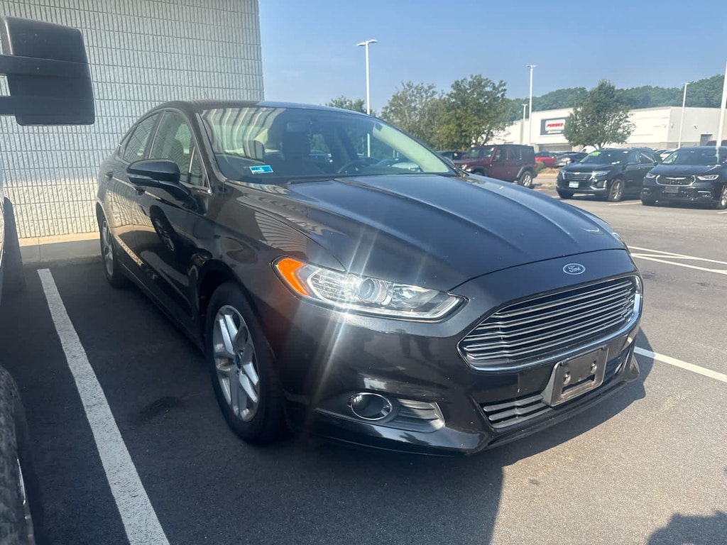 Used 2013 Ford Fusion SE FWD w/ Luxury Package & Power Moonroof Sedan 4 Dr.