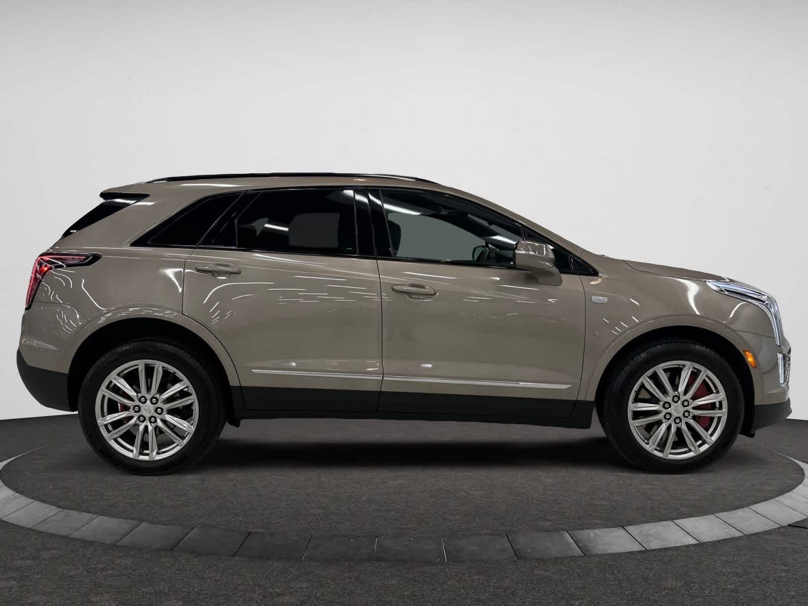 2022 Cadillac XT5 Sport photo 2