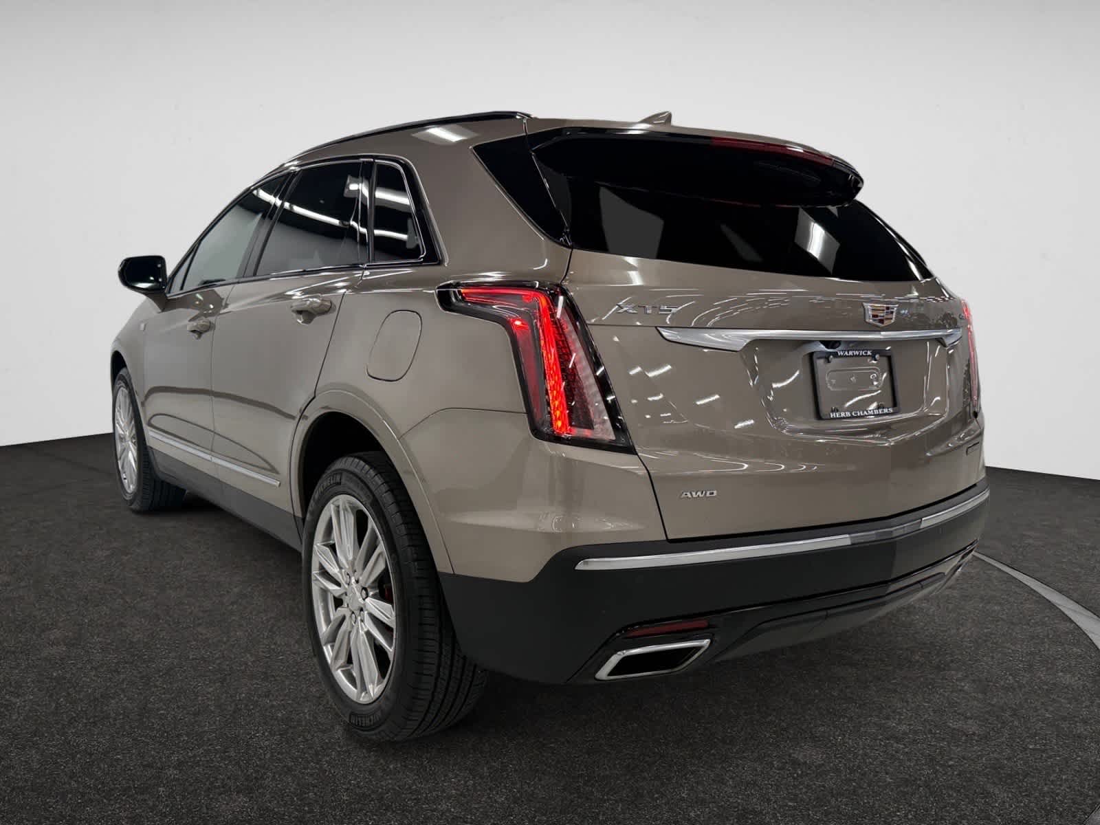 2022 Cadillac XT5 Sport photo 3