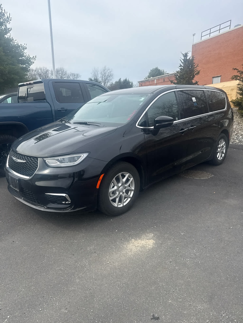 Used 2025 Chrysler Pacifica Select Sports Van