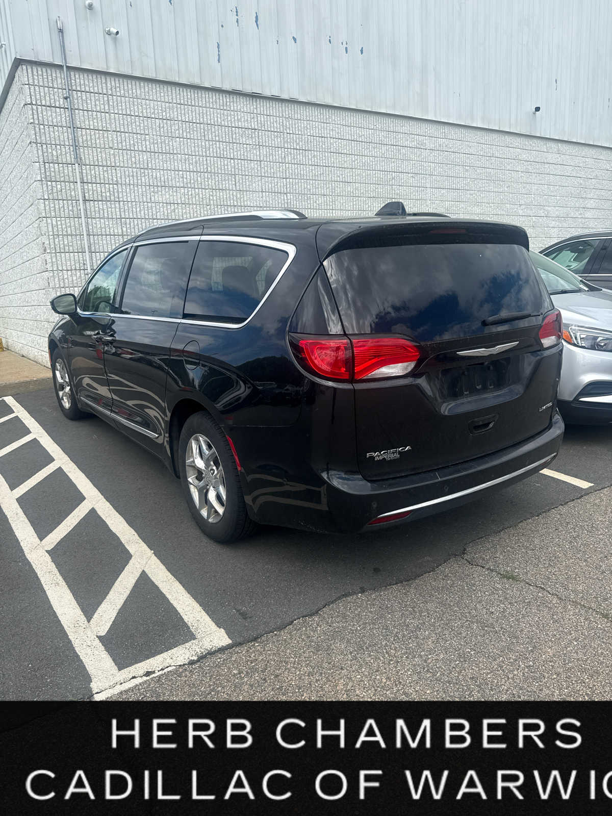 2018 Chrysler Pacifica Limited's photo
