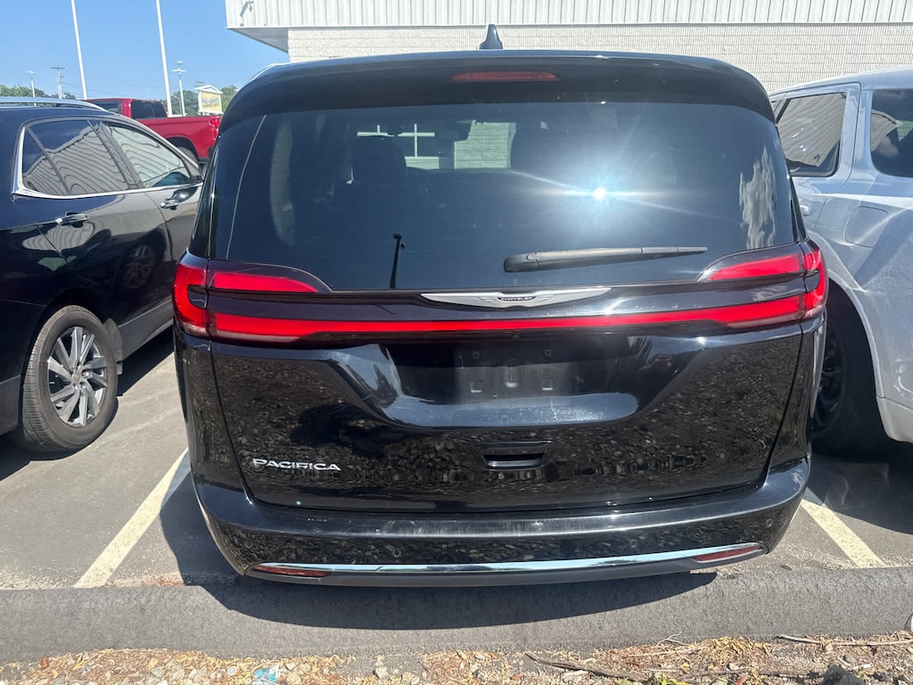 Used 2024 Chrysler Pacifica Touring L FWD Sports Van