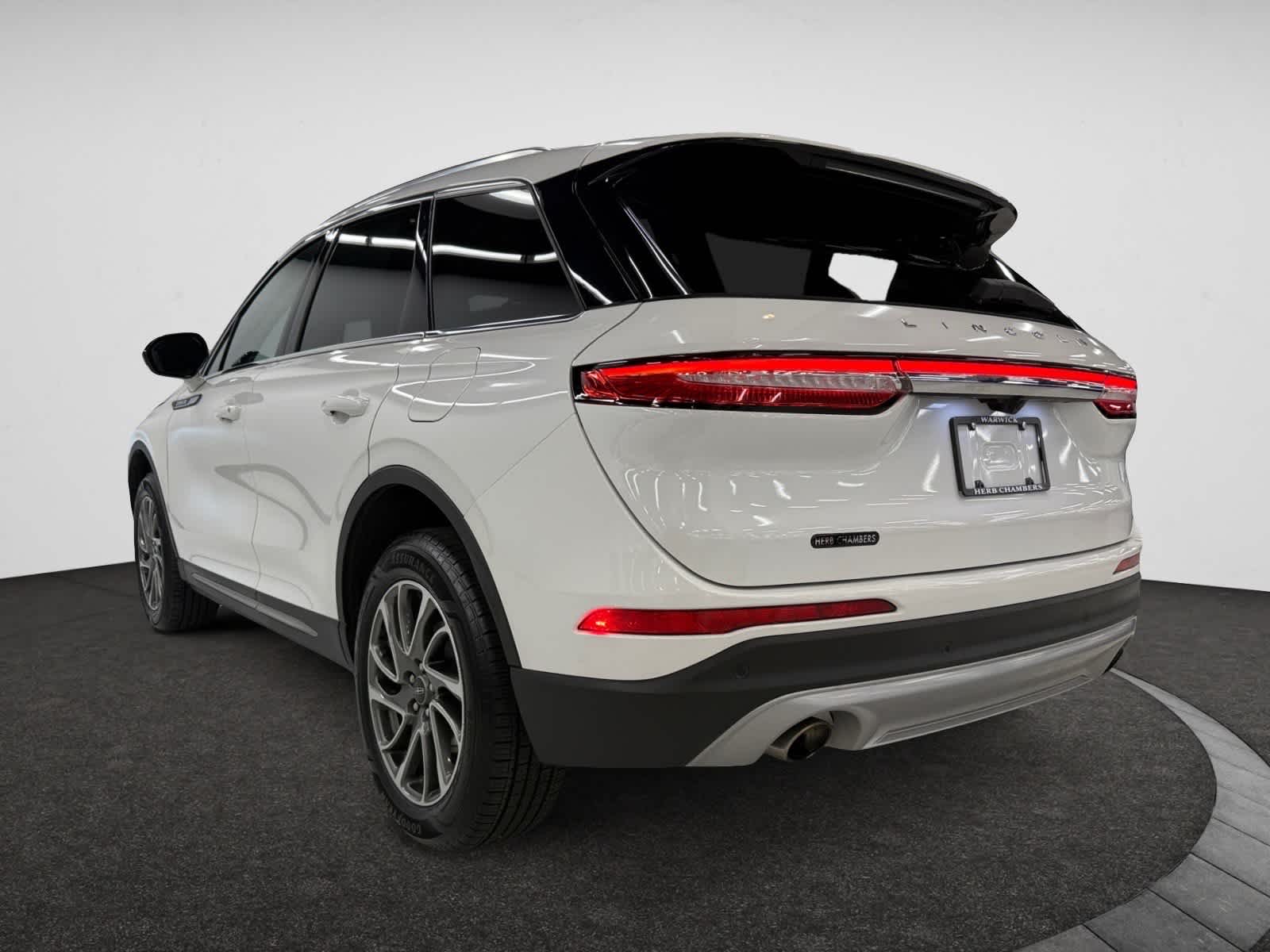 2022 Lincoln Corsair Standard photo 3