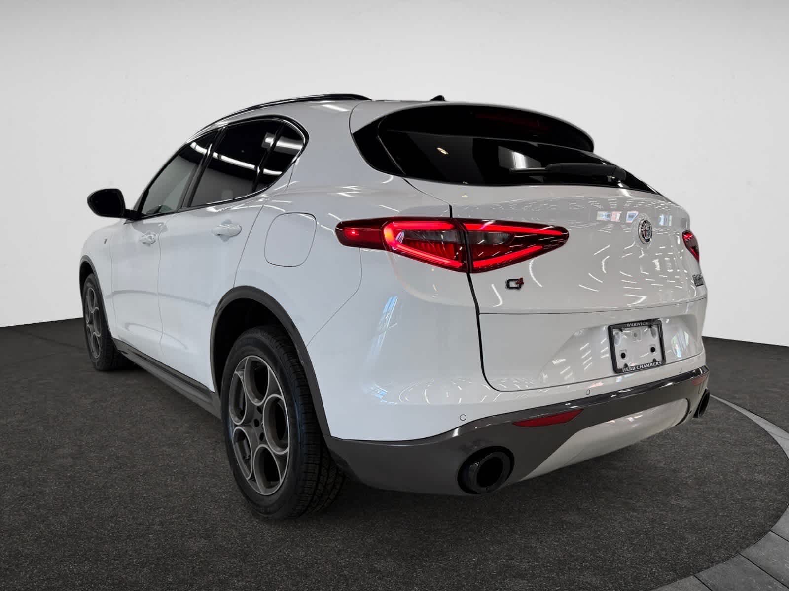 2022 Alfa Romeo Stelvio Ti photo 3