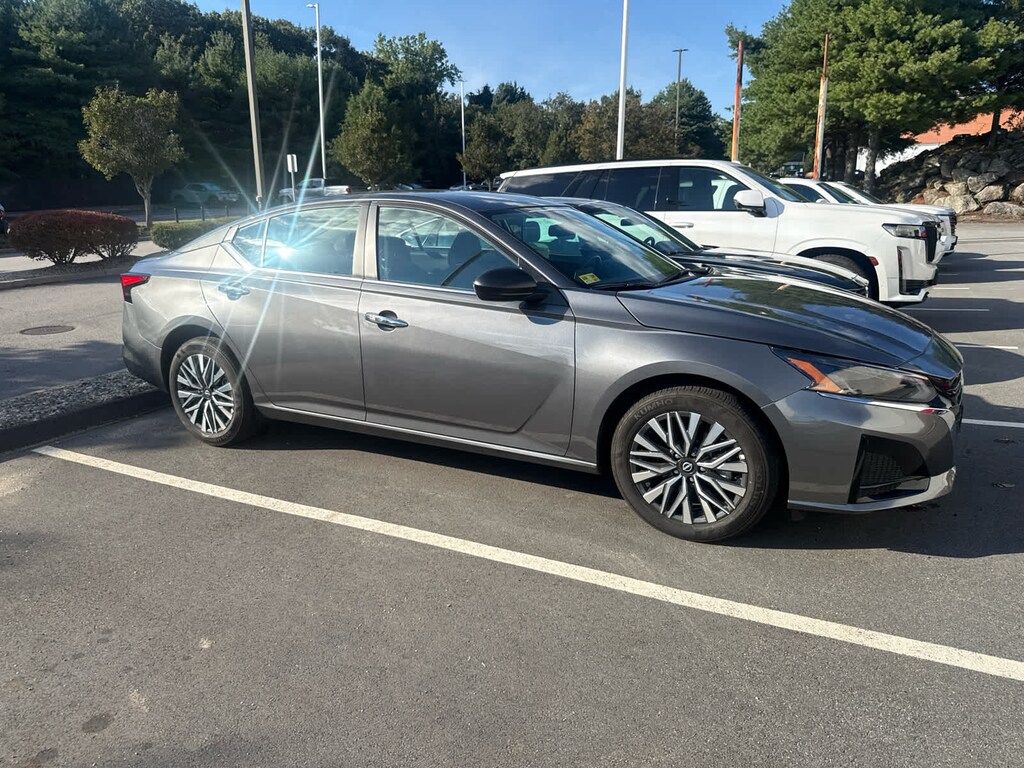 Used 2025 Nissan Altima 2.5 SV AWD Sedan 4 Dr.