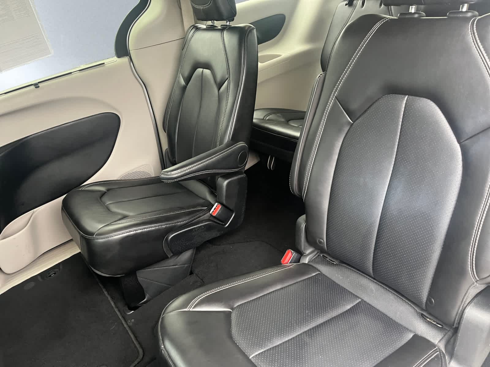 used 2024 Chrysler Pacifica car, priced at $27,069