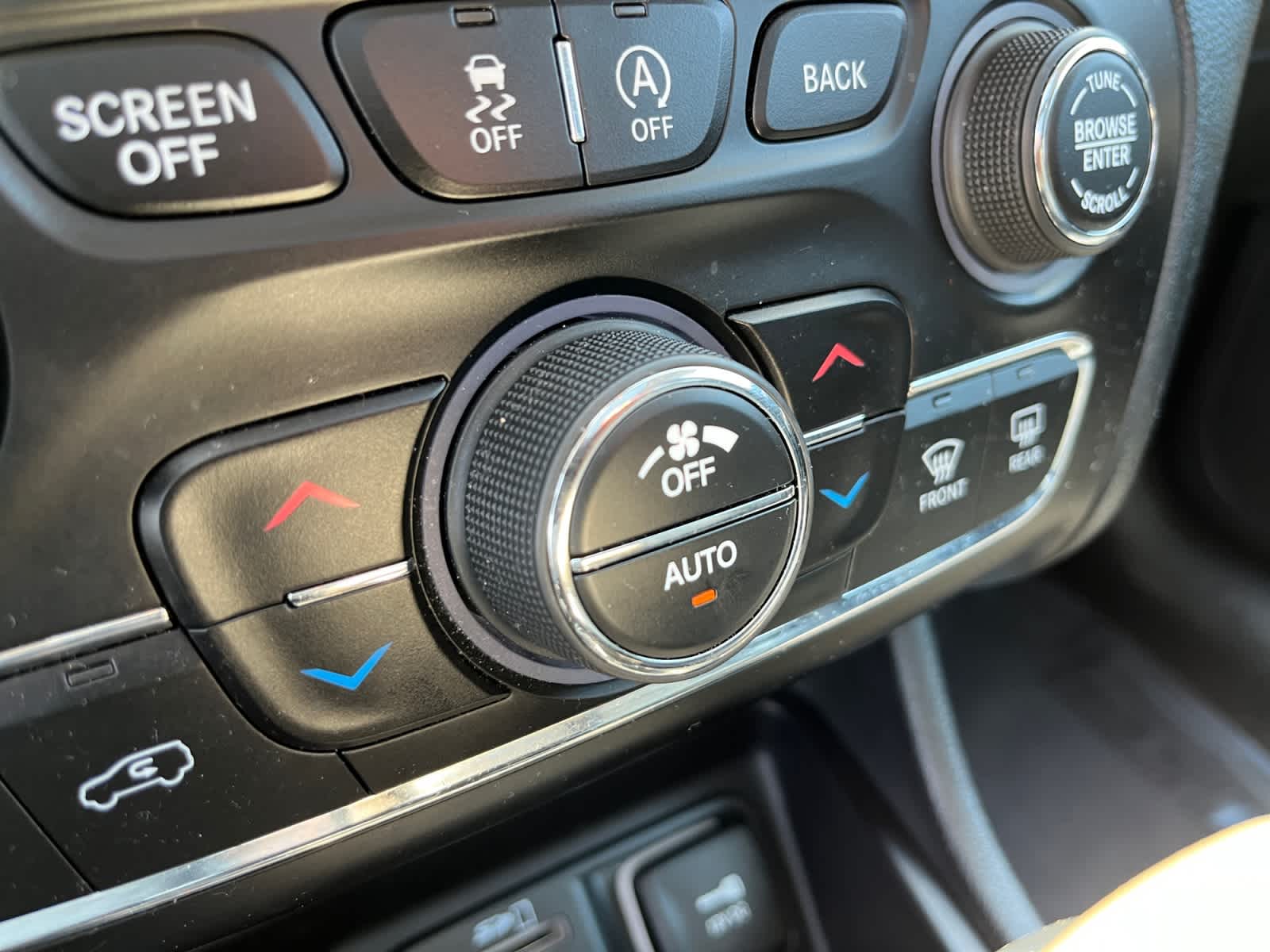 used 2015 Jeep Cherokee car, priced at $10,349