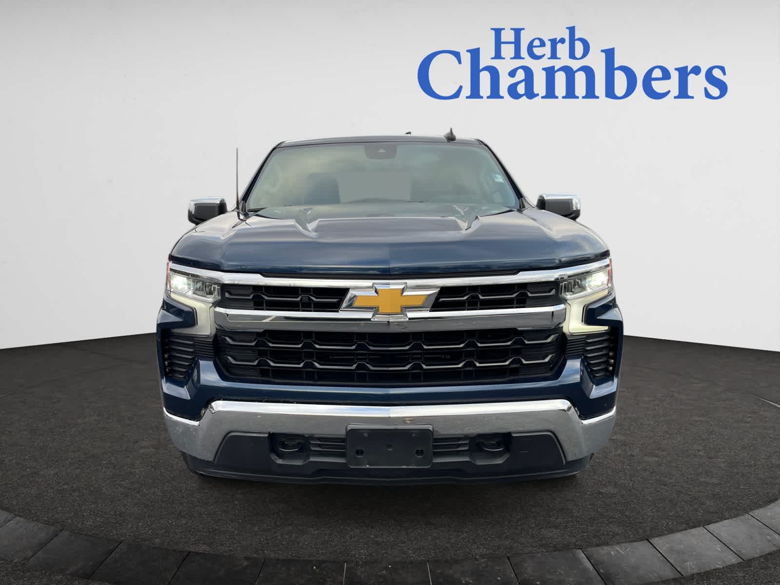 2023 Chevrolet Silverado 1500 LT photo 2