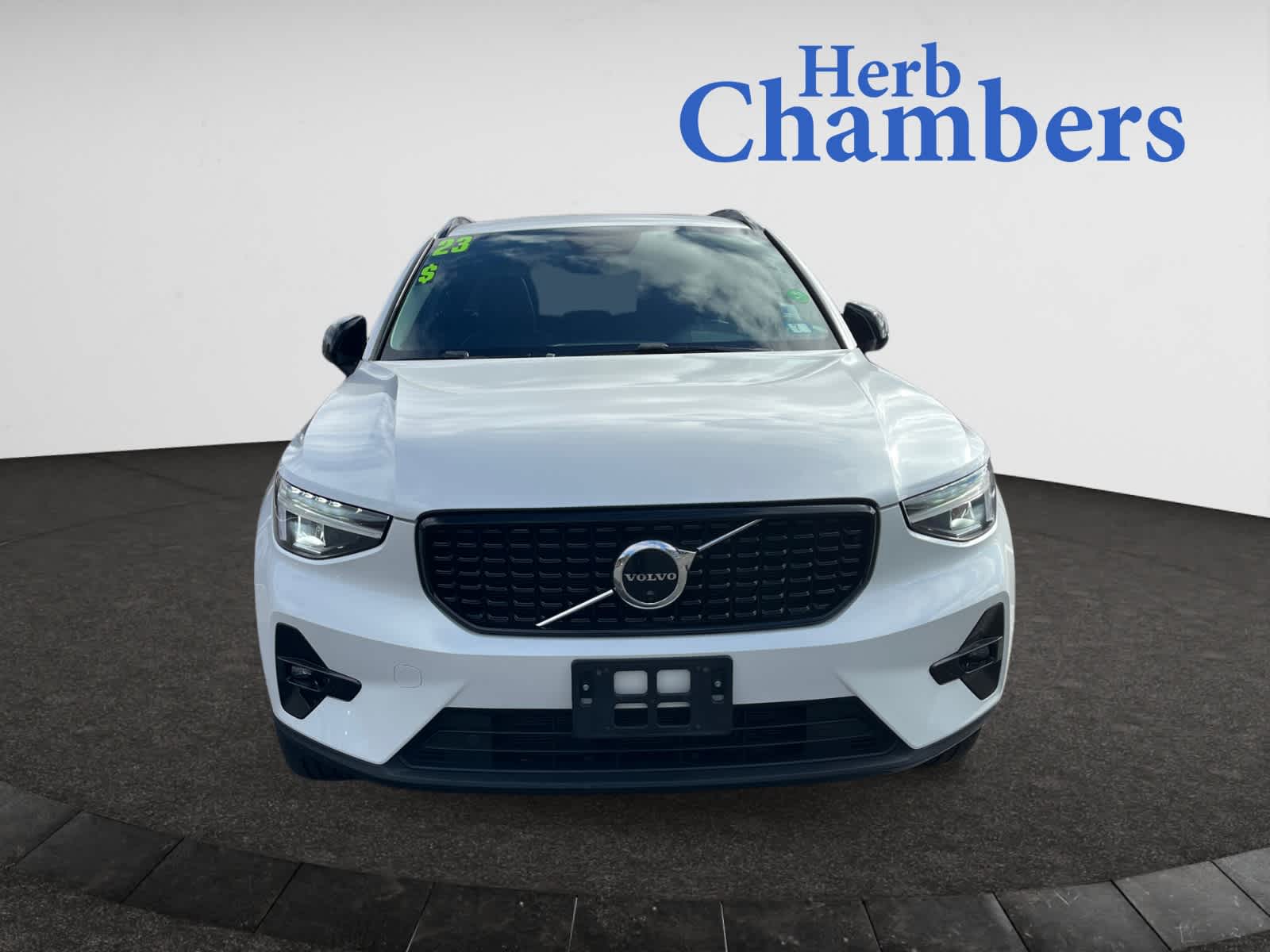 2023 Volvo XC40 Plus photo 2