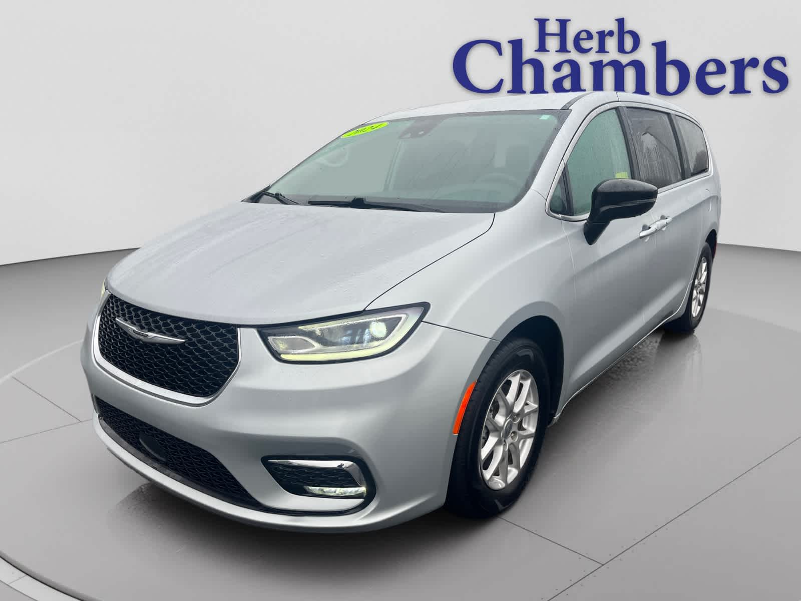 used 2024 Chrysler Pacifica car, priced at $27,069