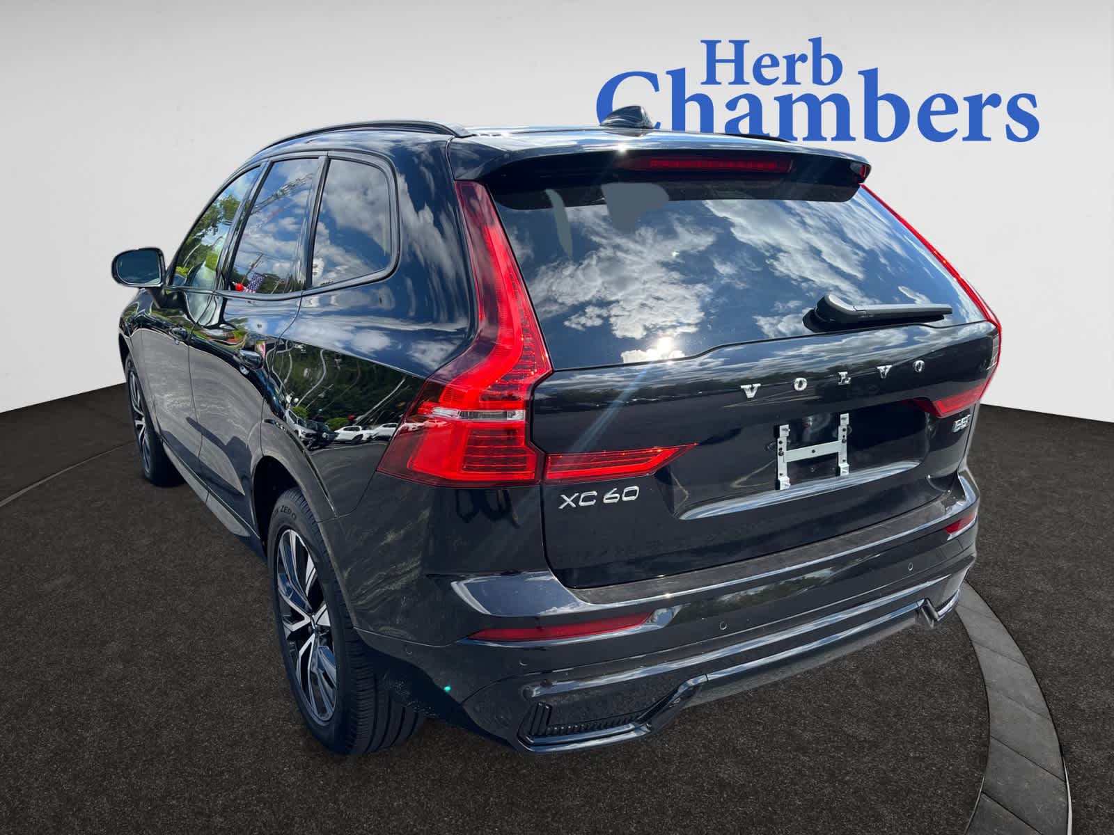 2025 Volvo XC60 B5 Plus photo 3