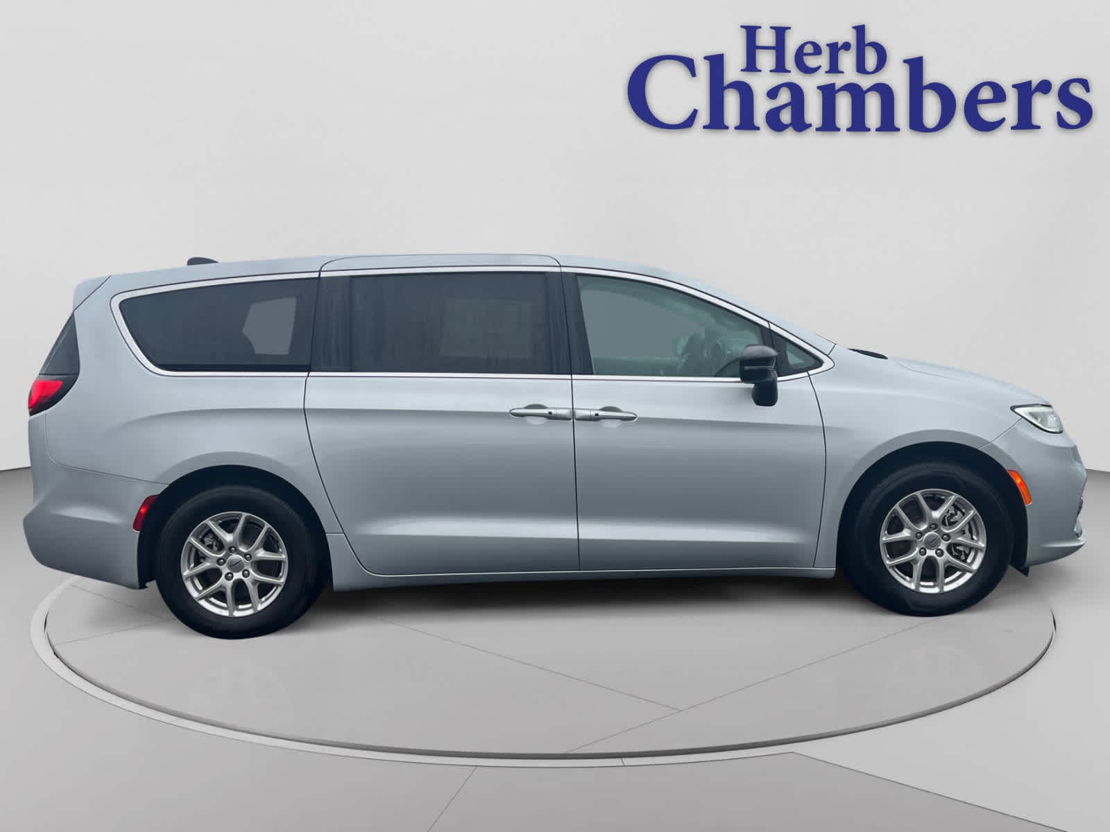 used 2024 Chrysler Pacifica car, priced at $27,069
