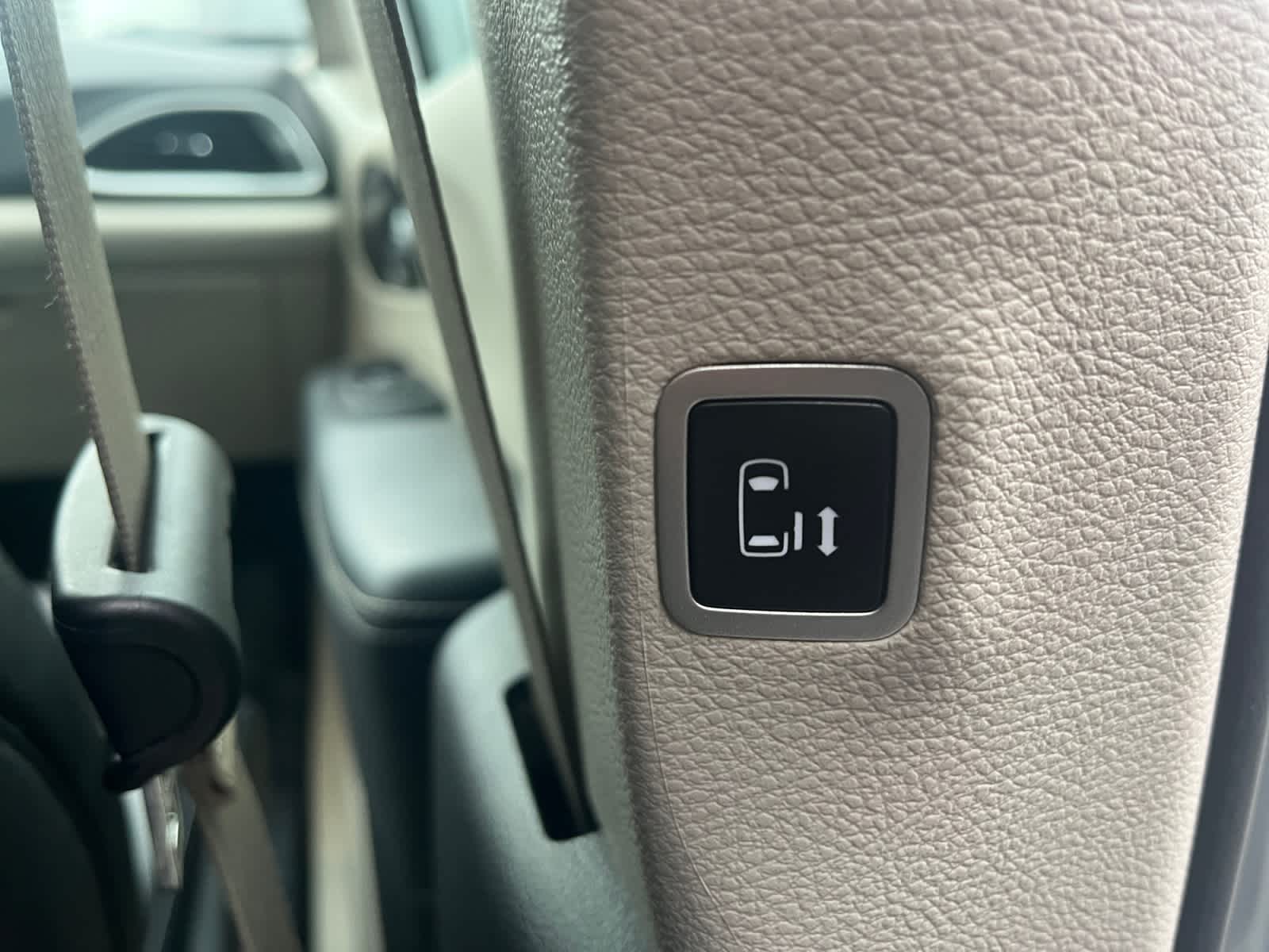 used 2024 Chrysler Pacifica car, priced at $27,069