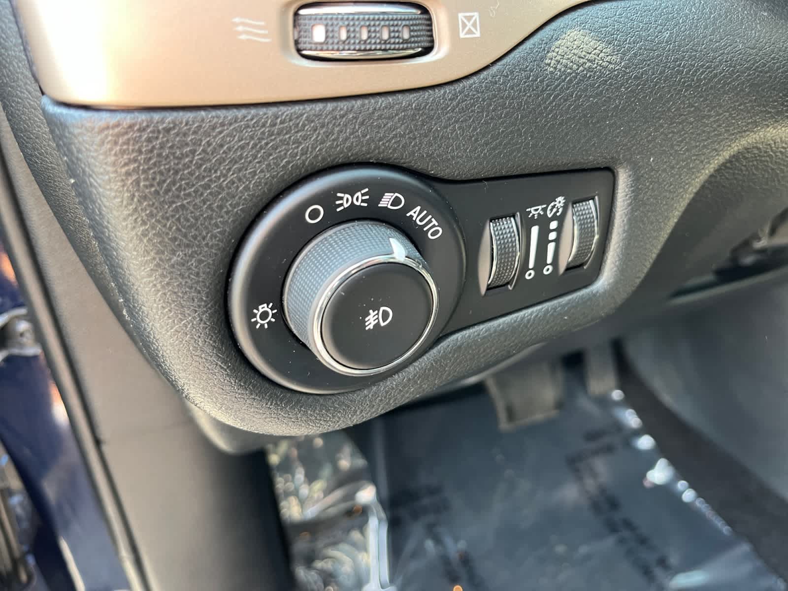 used 2015 Jeep Cherokee car, priced at $10,349