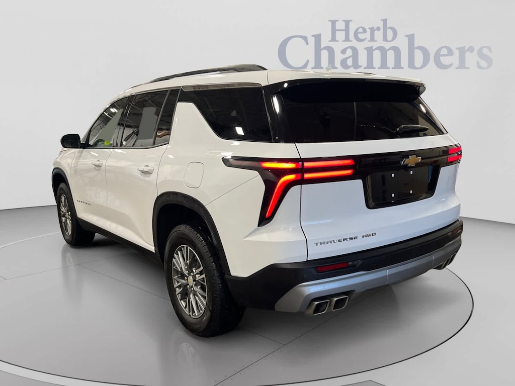 Used 2025 Chevrolet Traverse LT SUV