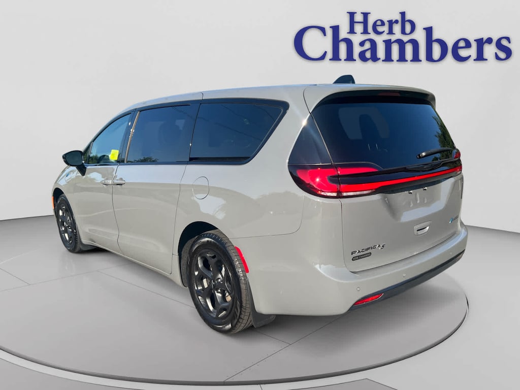 Used 2023 Chrysler Pacifica Hybrid Limited Van Passenger Van