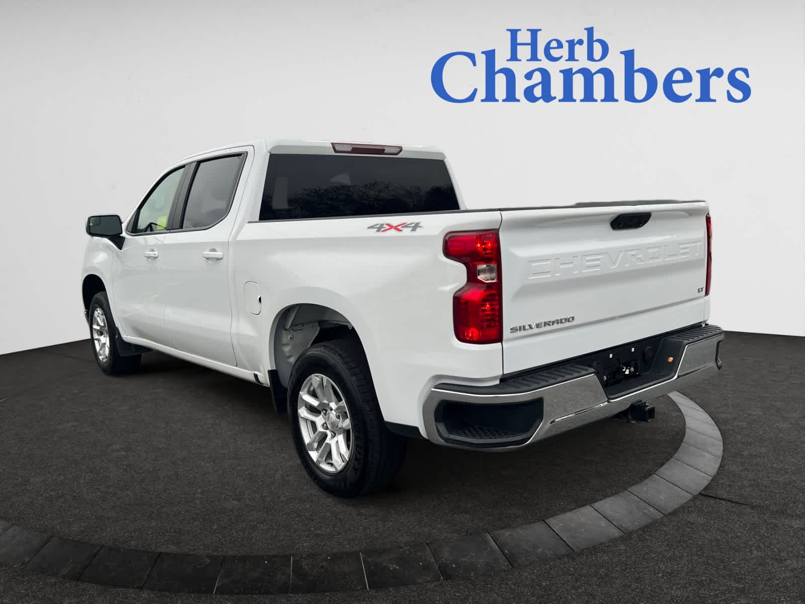 2022 Chevrolet Silverado 1500 LT photo 2