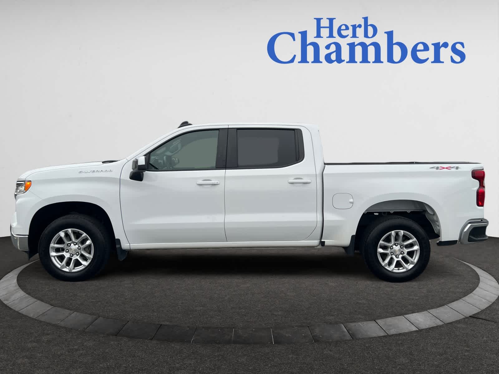 2022 Chevrolet Silverado 1500 LT photo 3