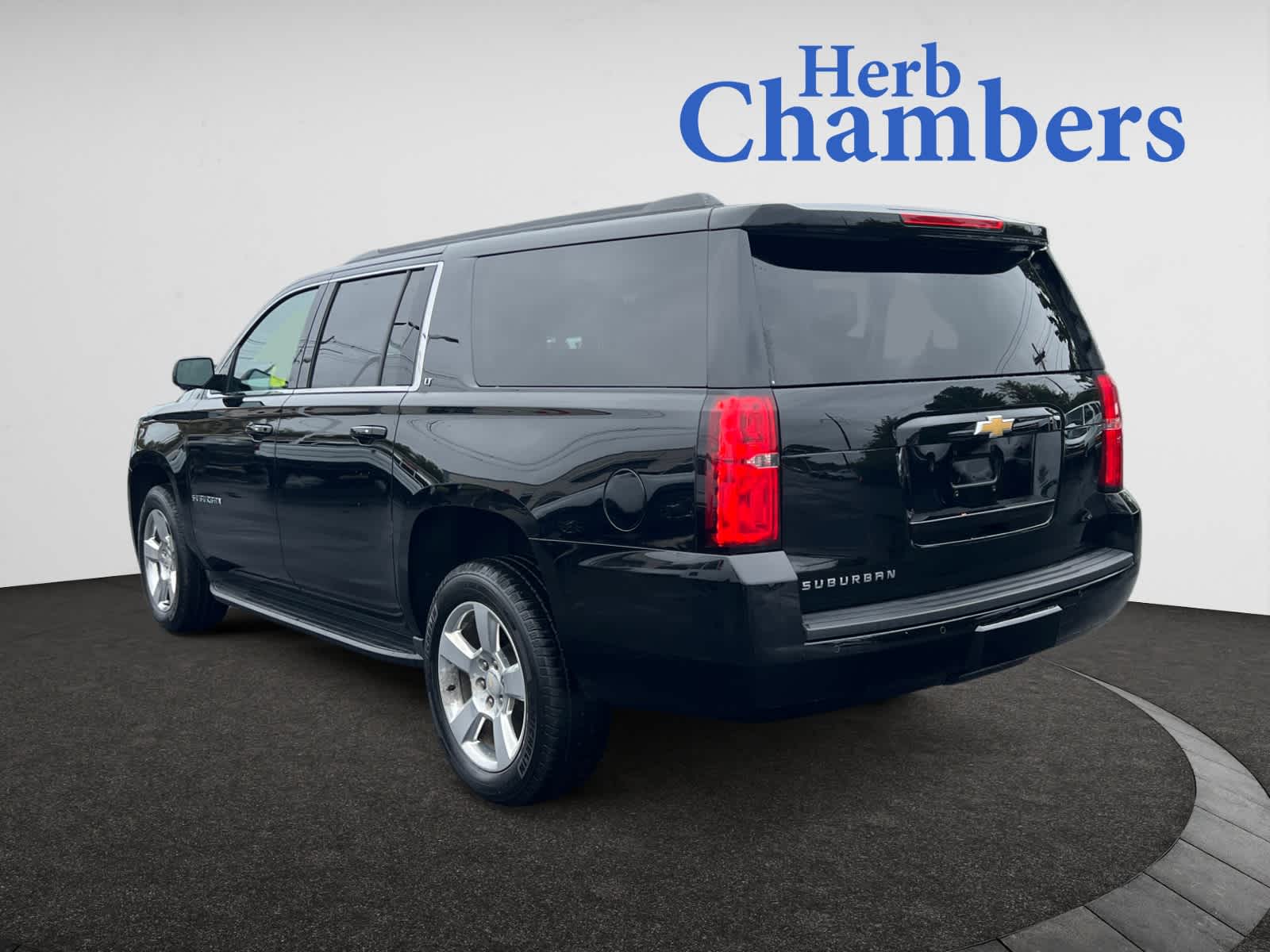 2019 Chevrolet Suburban LT photo 2