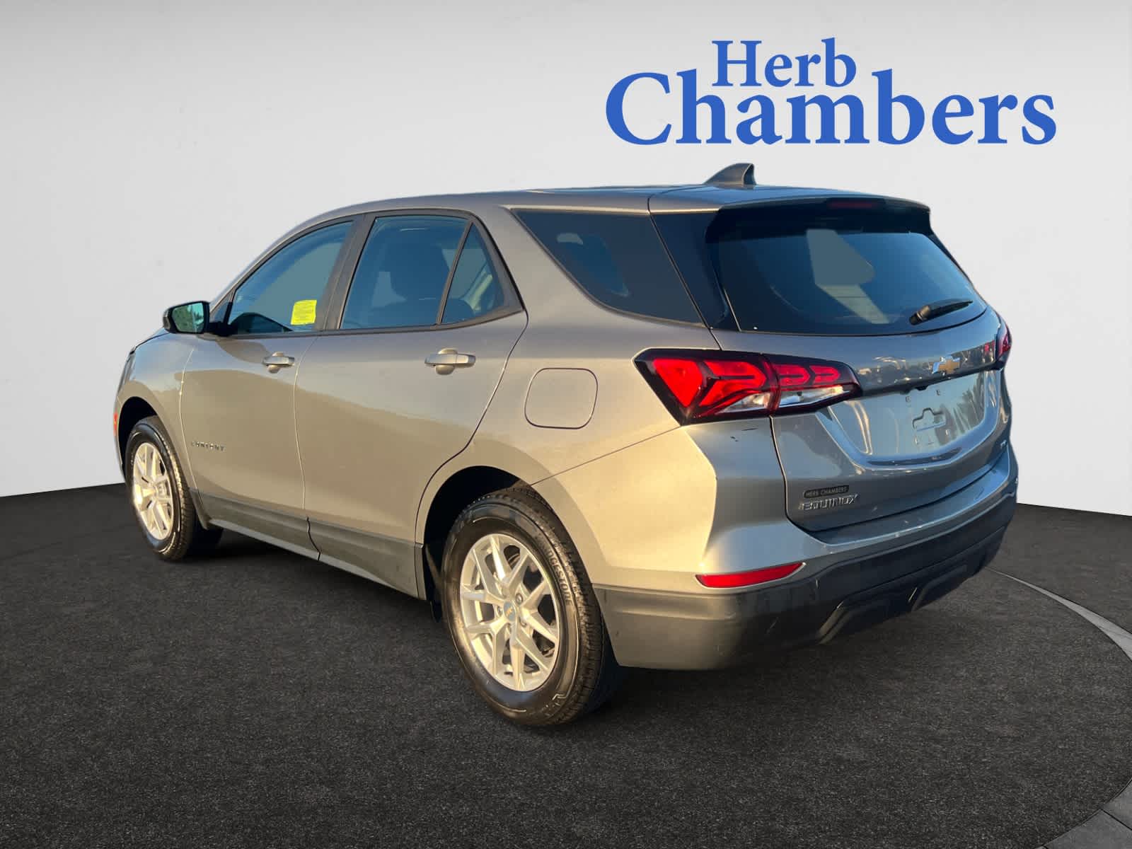 2023 Chevrolet Equinox LS photo 2