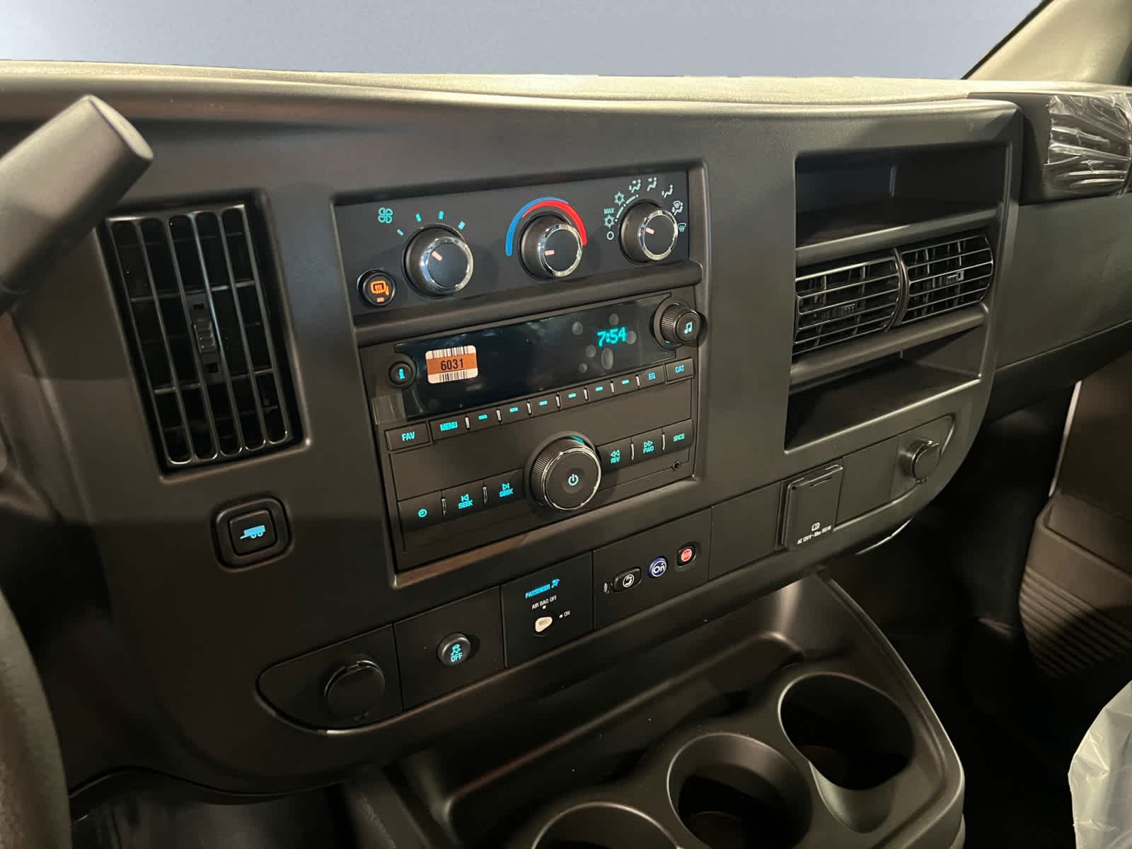 2025 Chevrolet Express Cargo Work Van - Photo 14