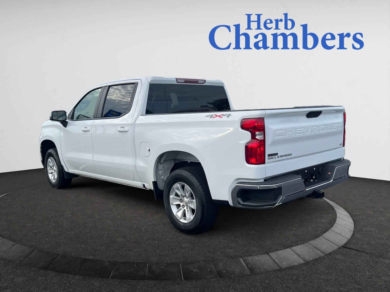 2022 Chevrolet Silverado 1500 LT photo 3