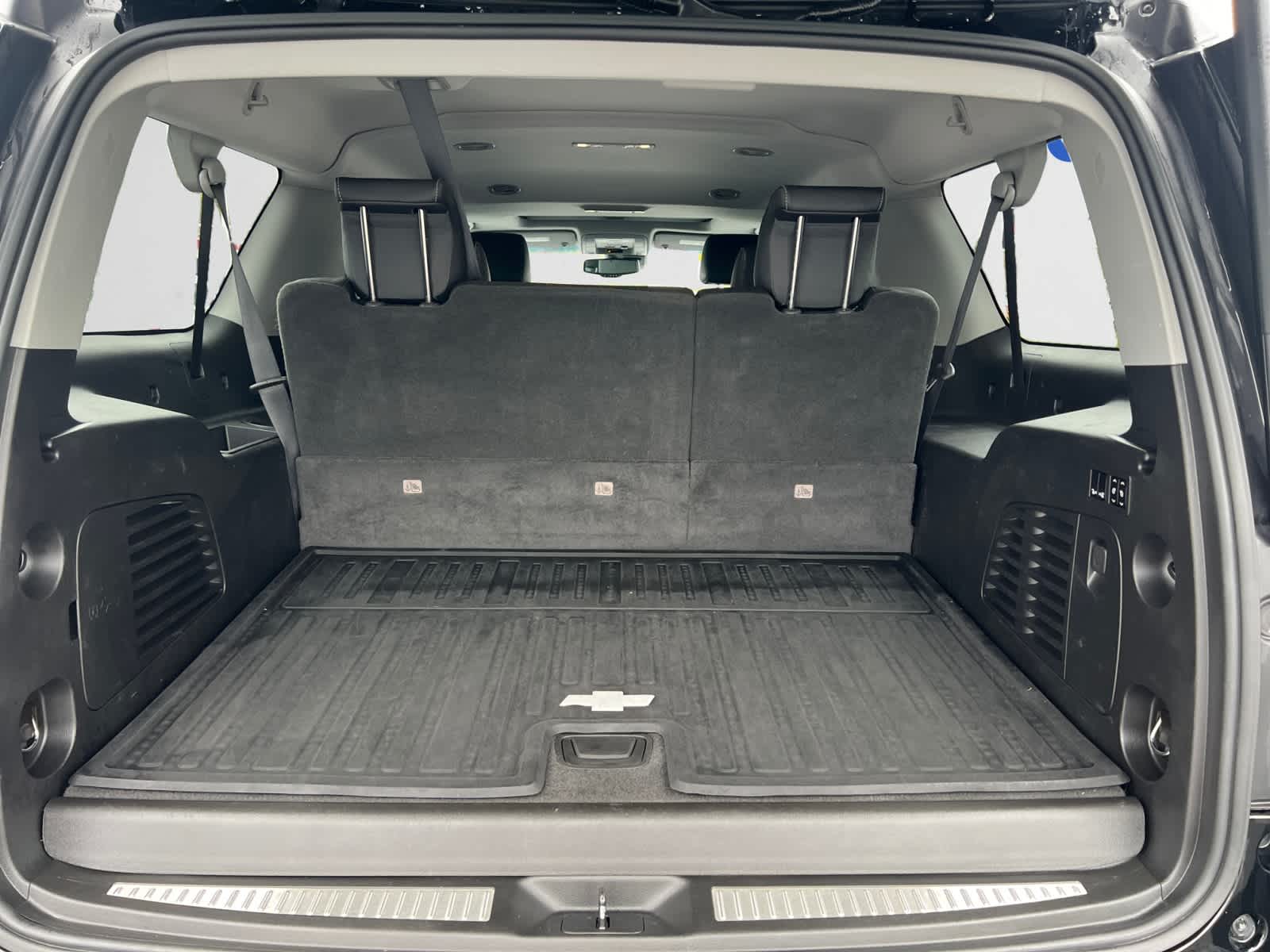 2019 Chevrolet Suburban LT photo 3