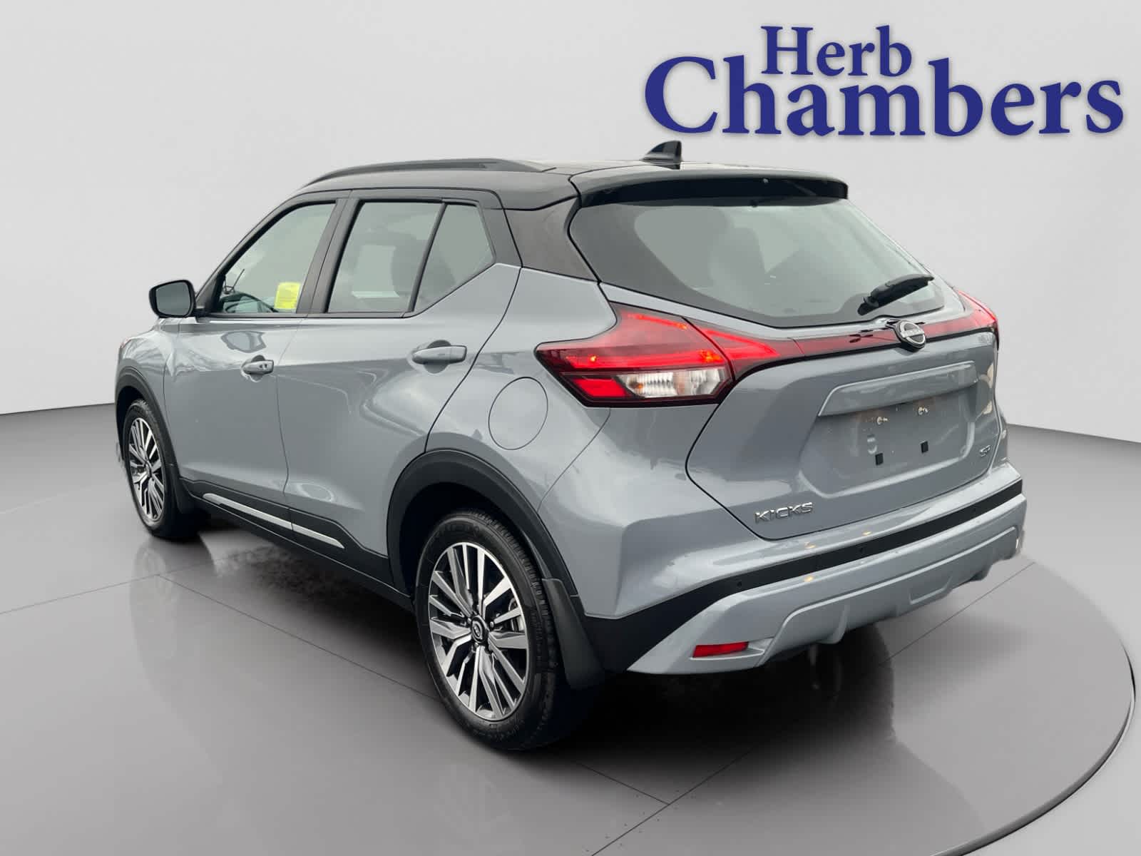 2023 Nissan Kicks SR photo 2