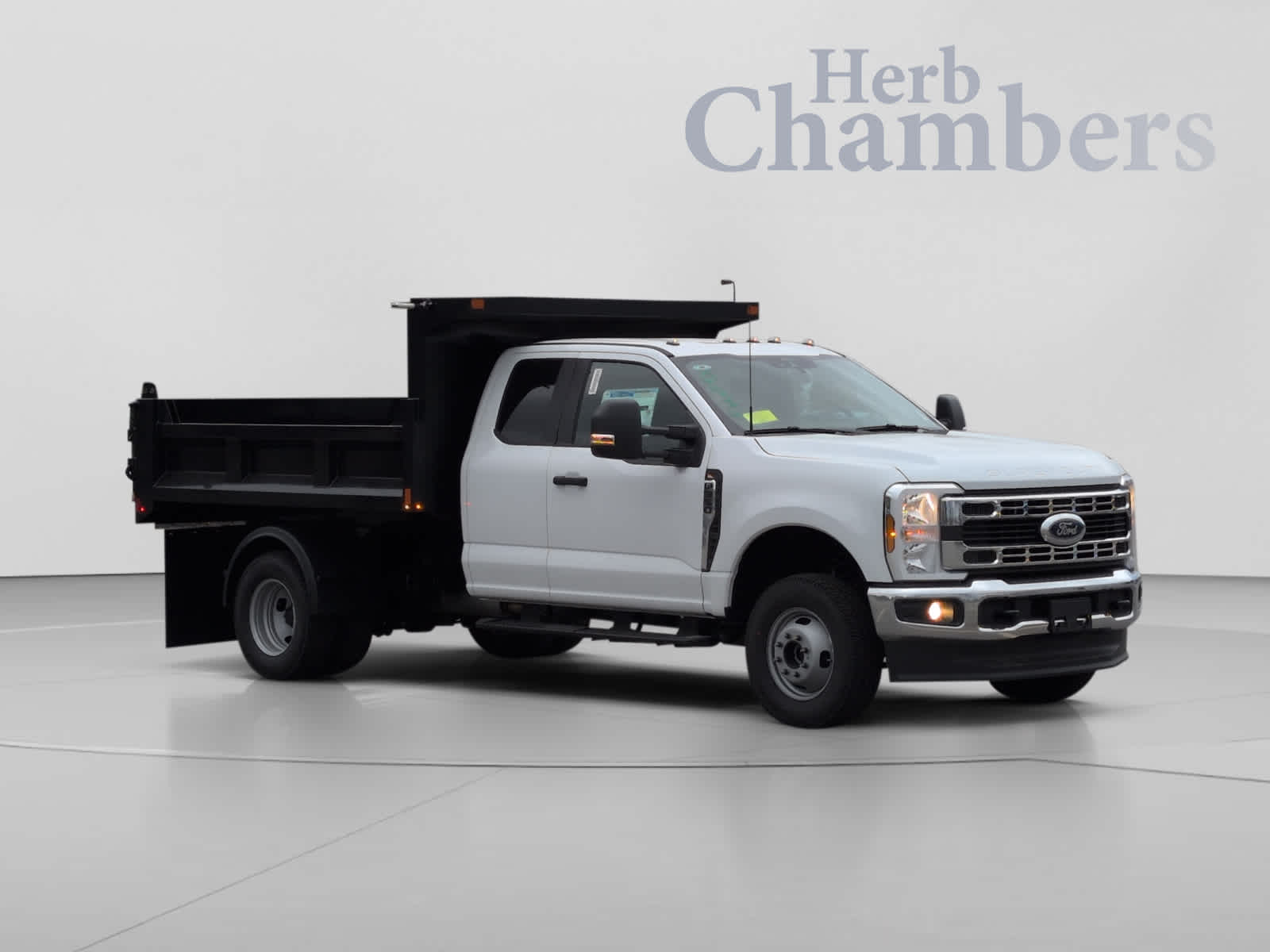  Ford Super Duty F-350 DRW Chassis Cab