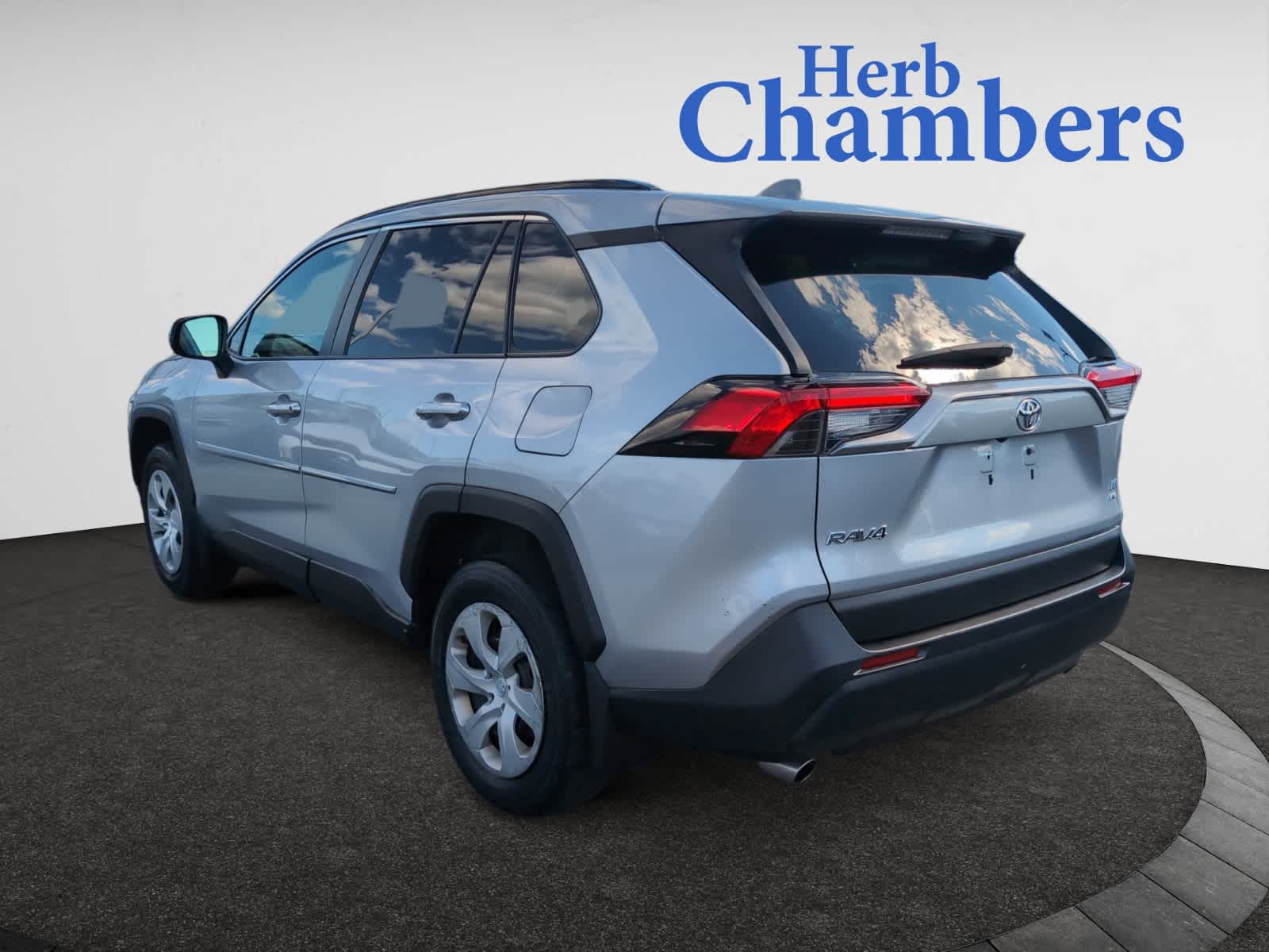 2021 Toyota RAV4 LE photo 3