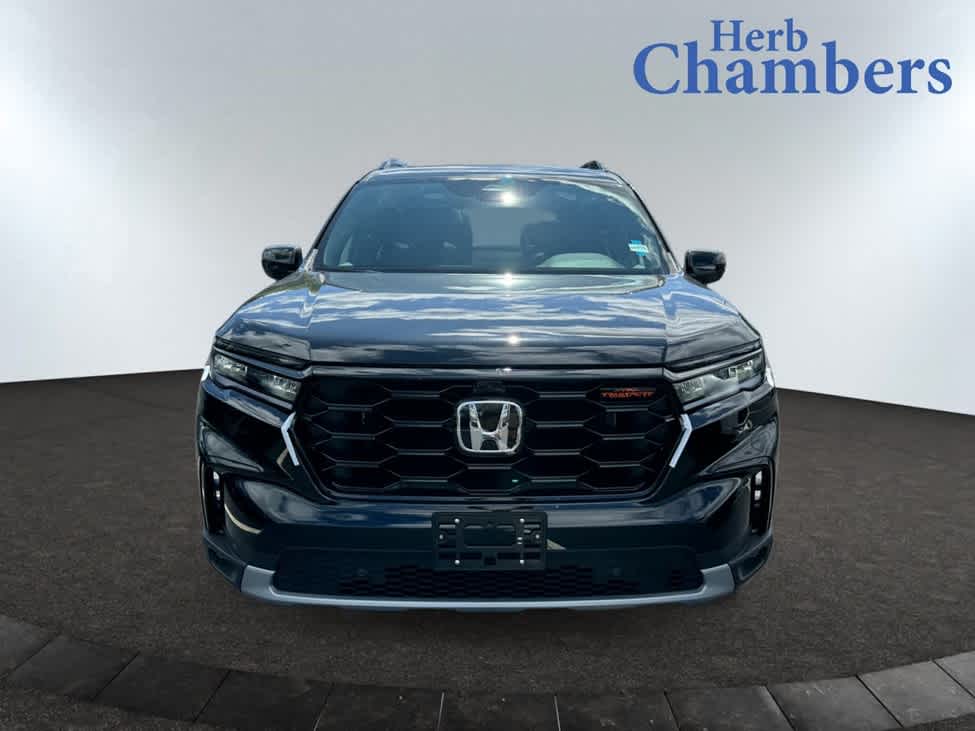 2025 Honda Pilot TrailSport photo 2