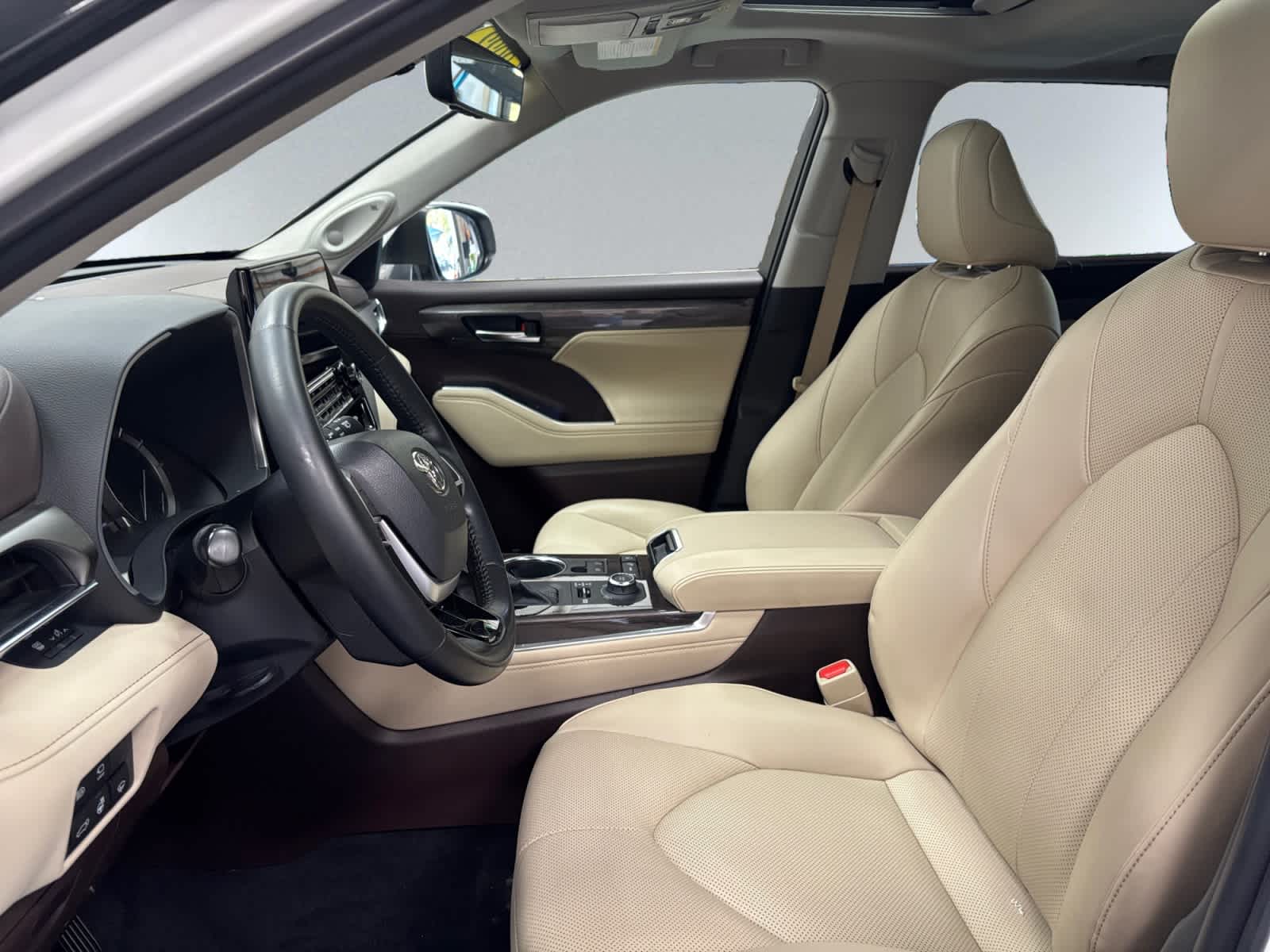 used 2022 Toyota Highlander car, priced at $35,398